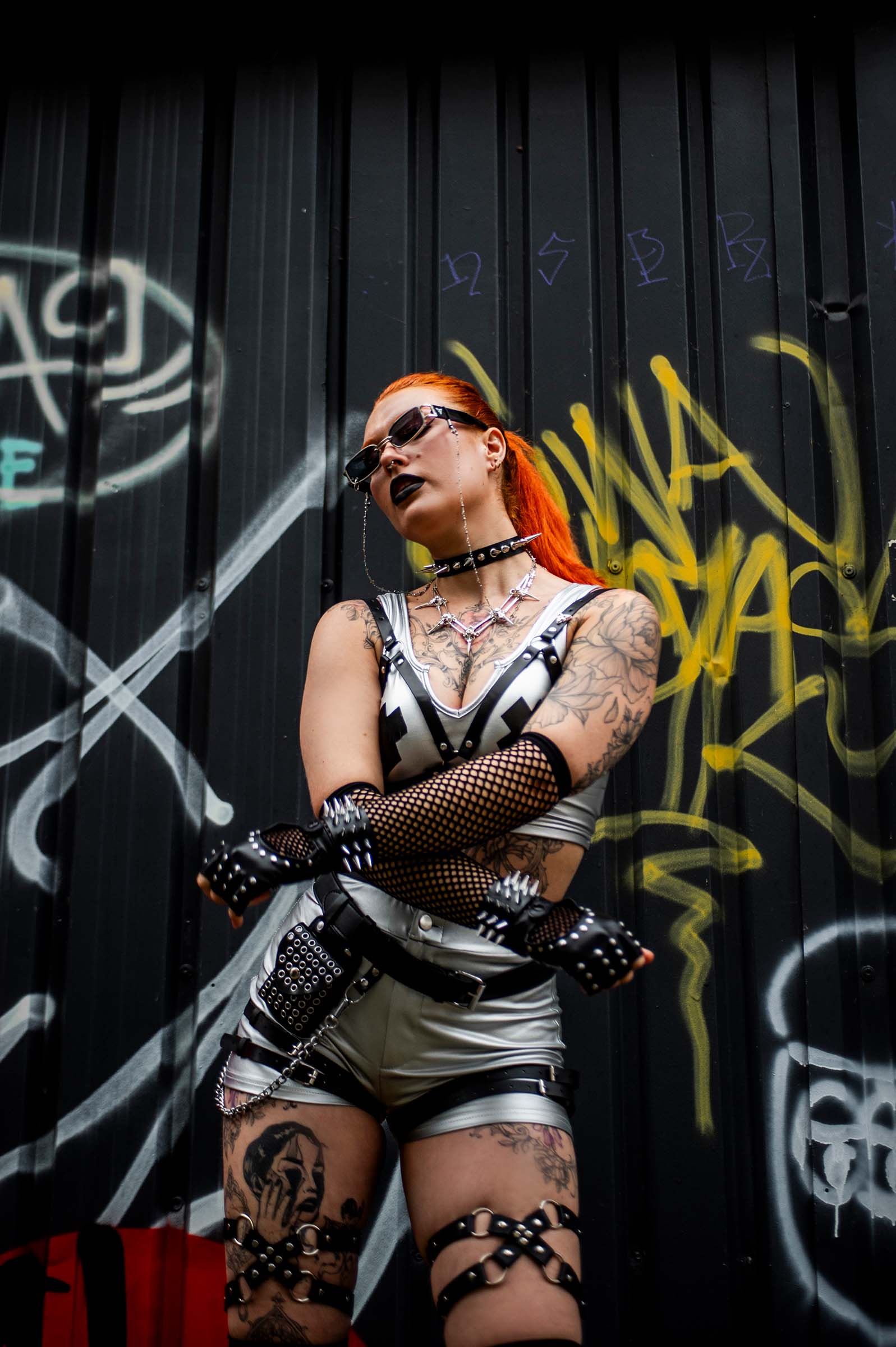 Vrouwelijk model op festivalterrein die punk raver belt draagt