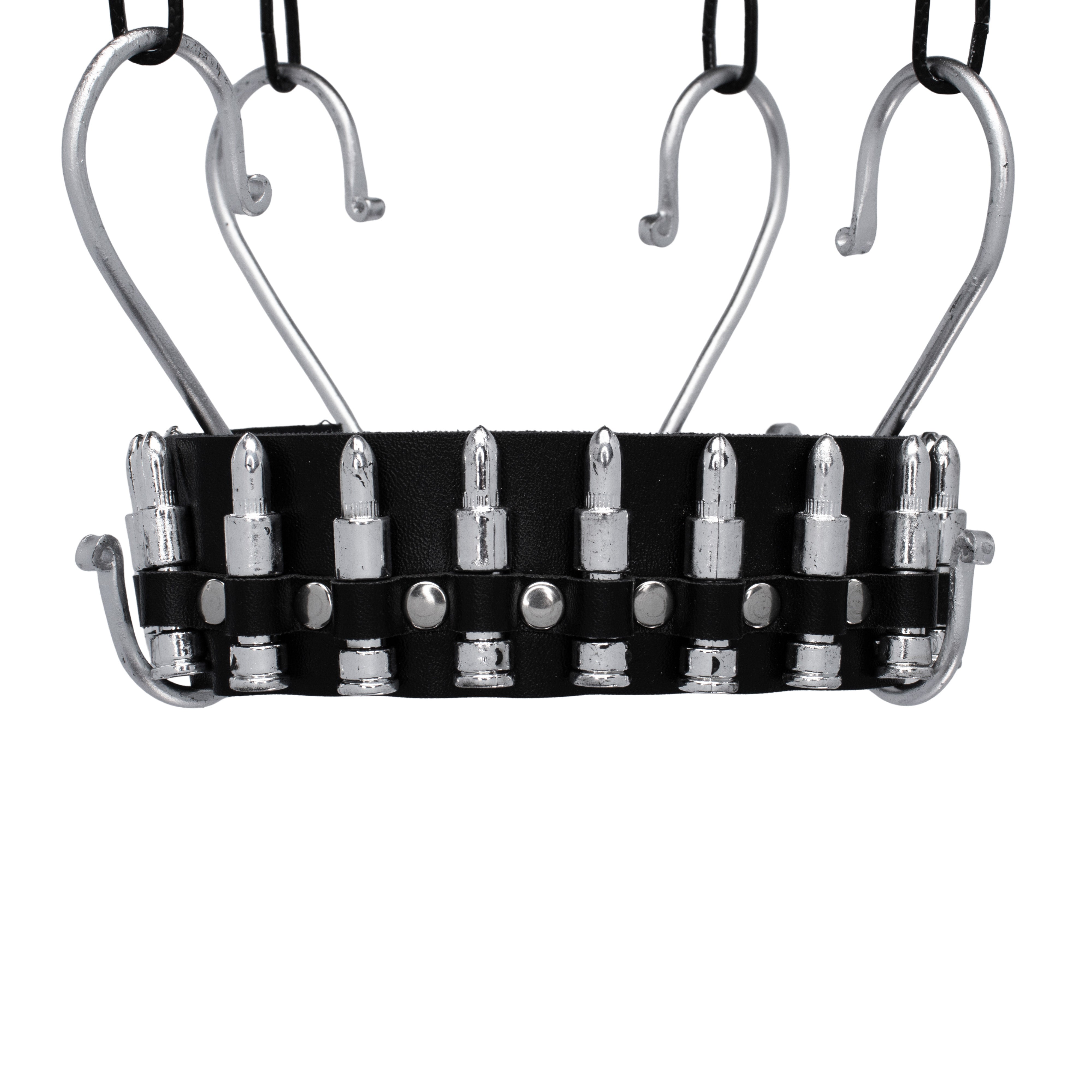 Zwarte PU-leren choker met zilveren metalen details en kogels. Voorkant