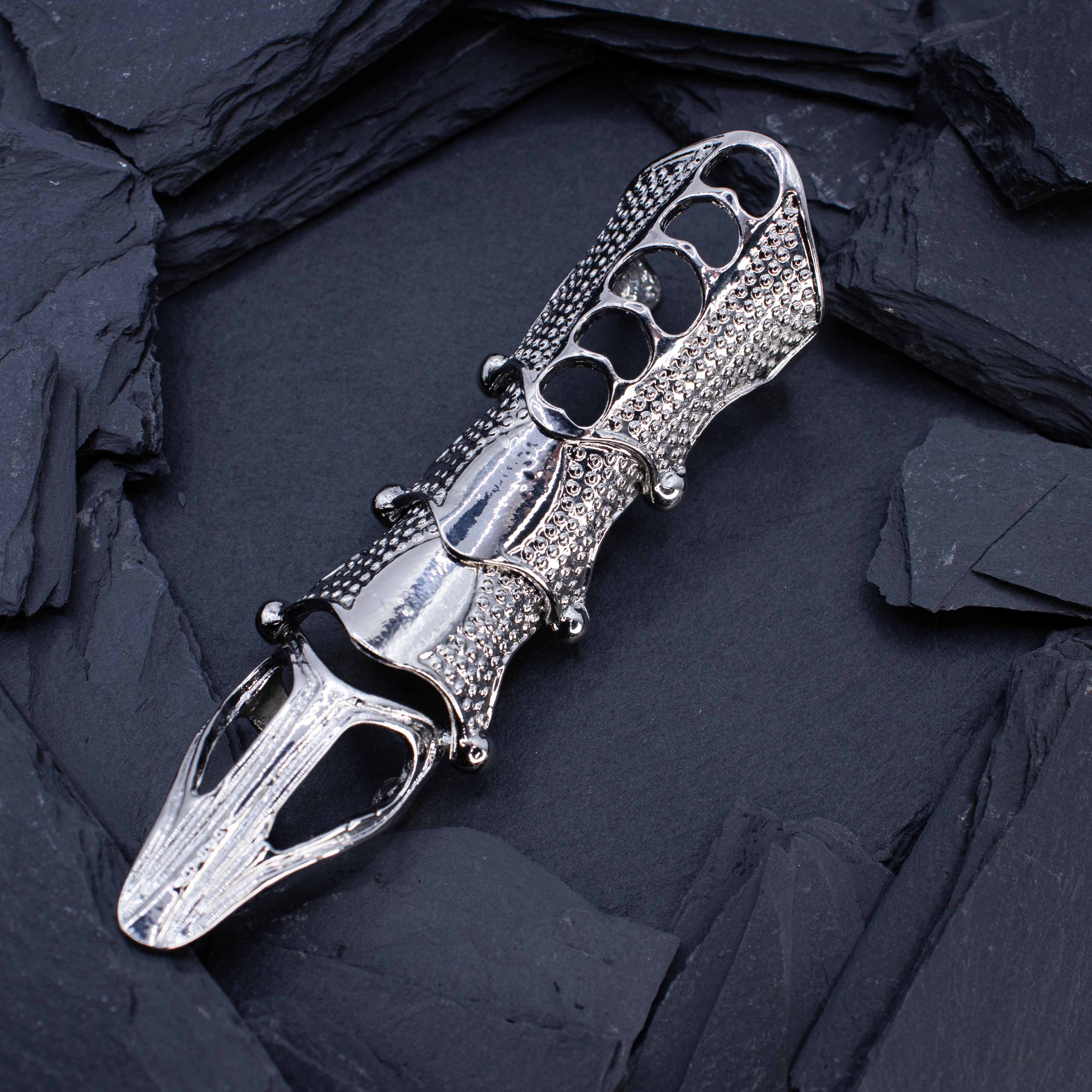 Zilveren 'Claw' rave ring van RARE RAVERS. Bovenzijde