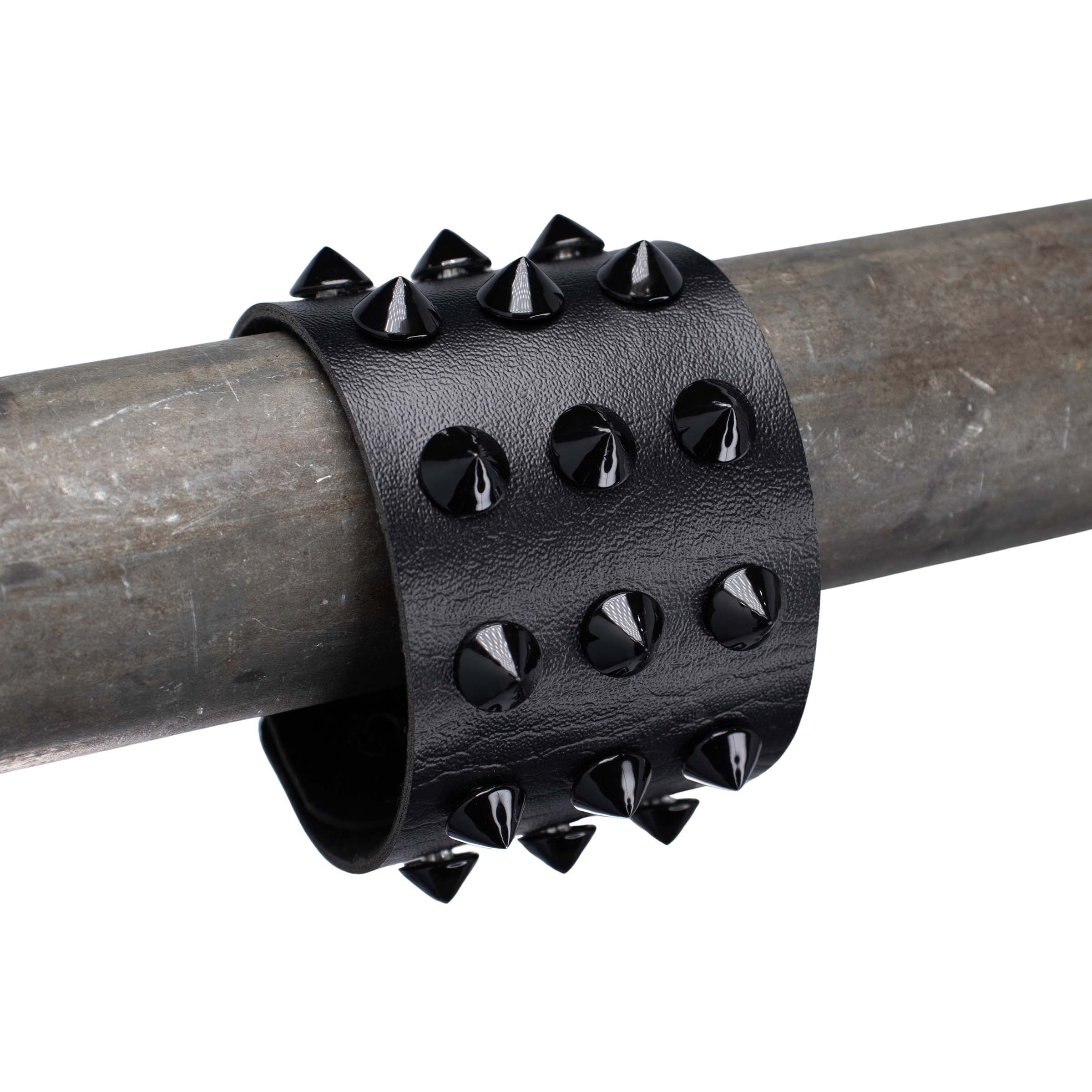 Close up van voorzijde van rave armband 'black studs'. een leren armband met zwarte studs.