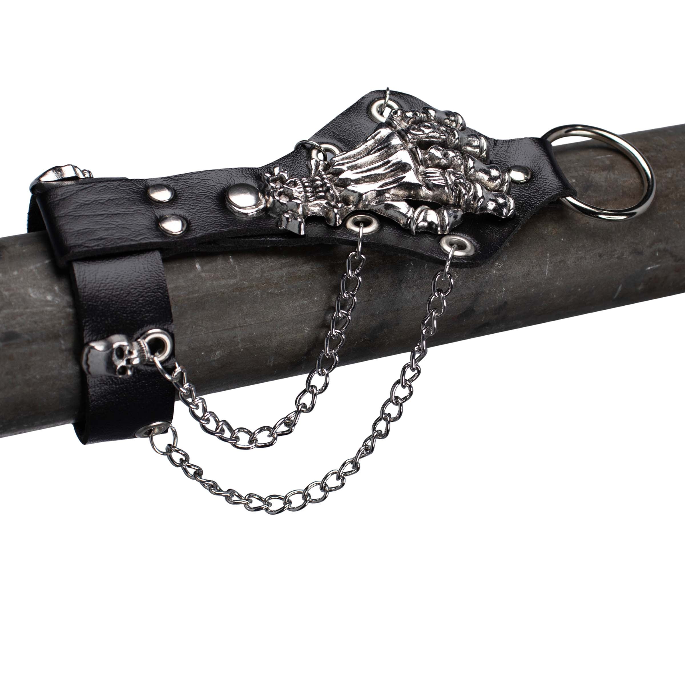 Close up bovenzijde van rave armband 'bone hand'. een leren armband met een skelethand bovenop en ijzeren kettingen.