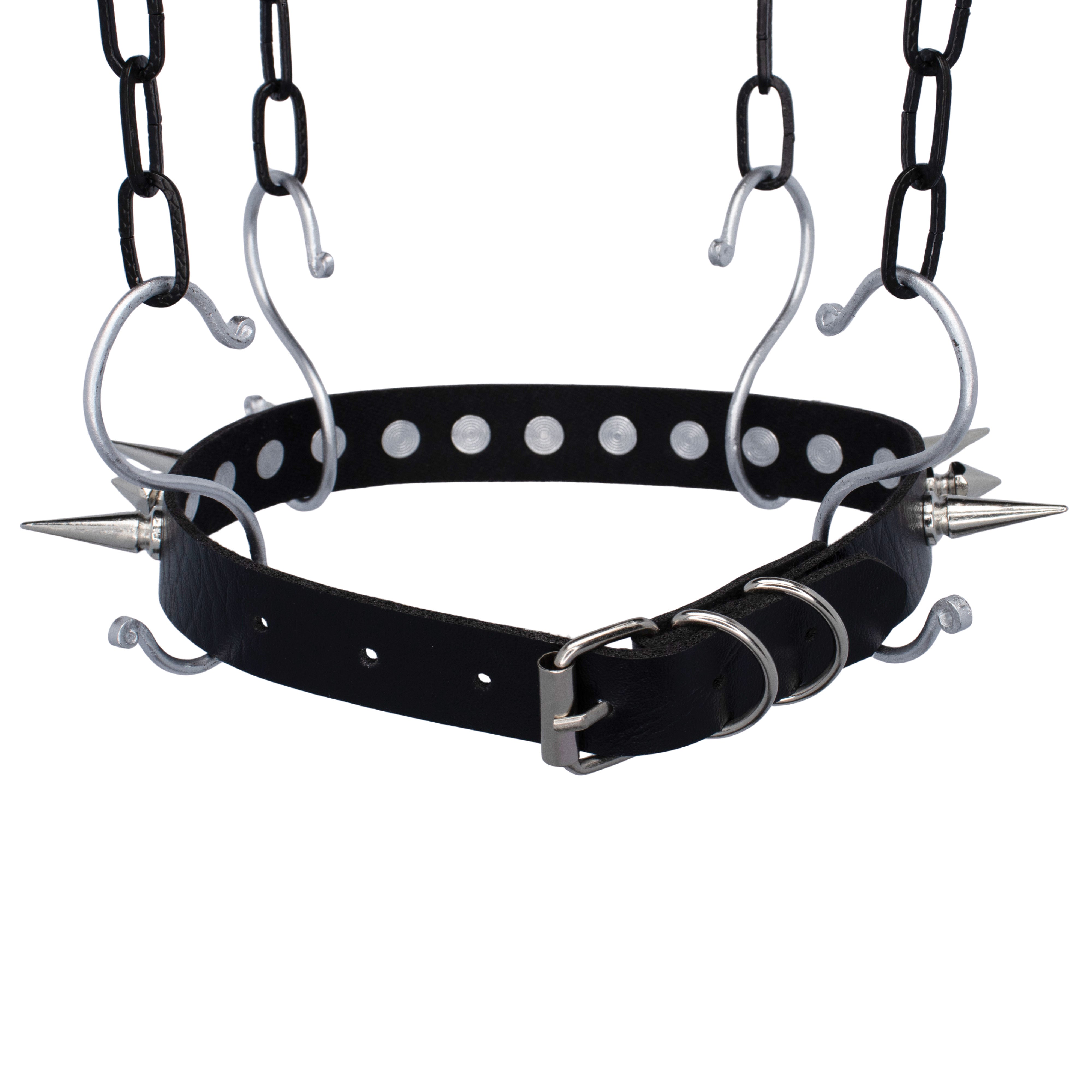 Choker 'spikes' van RARE RAVERS. Zwart PU-leer met zilveren details. Achterkant