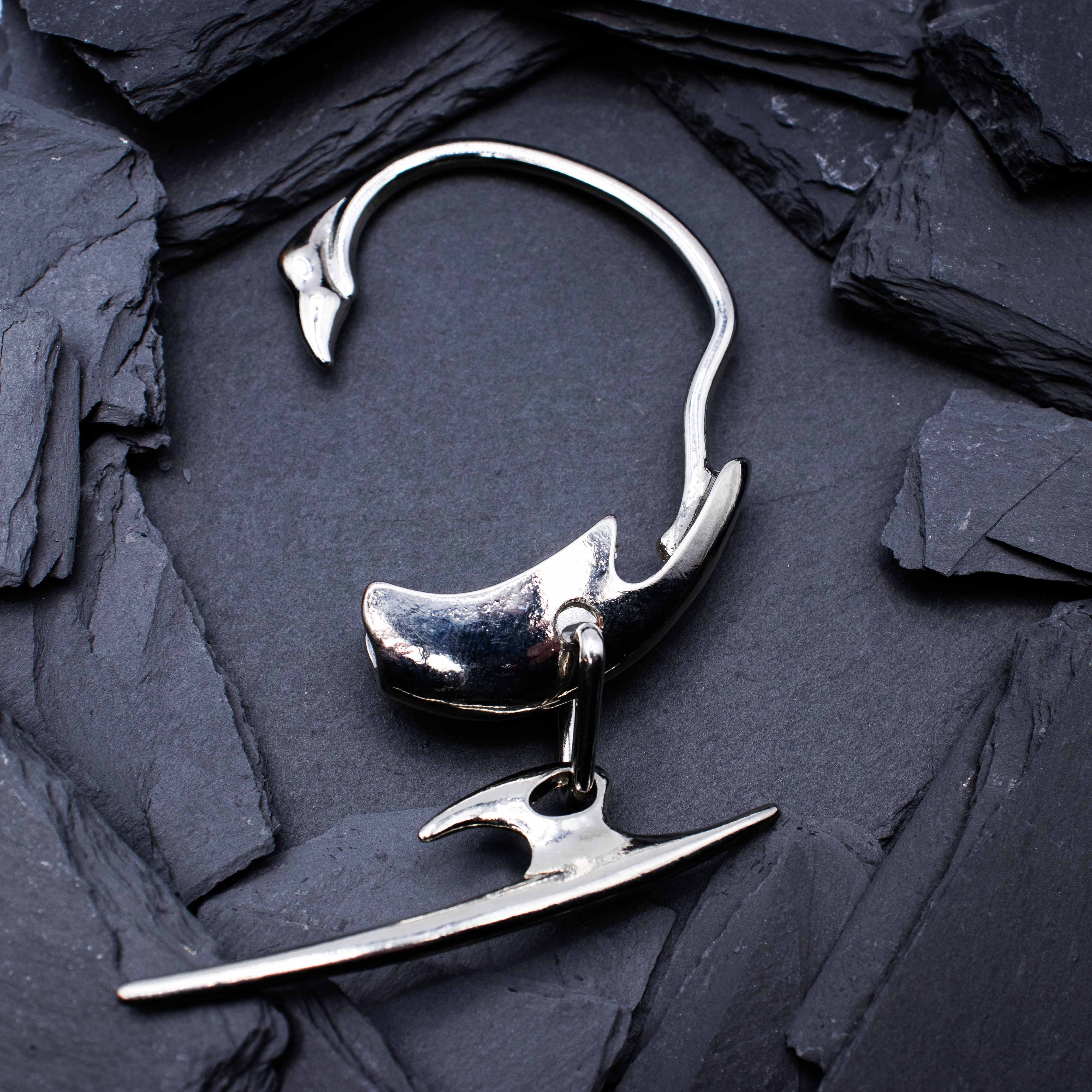 Zilveren oorbel van RARE RAVERS. Bovenzijde