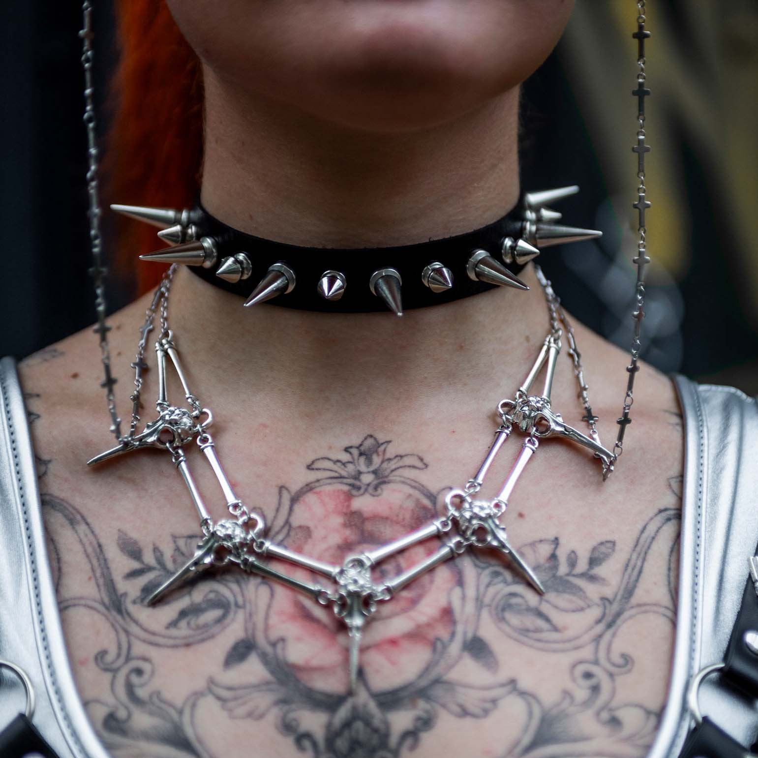 Rave choker spikes. PU leer met zilveren details