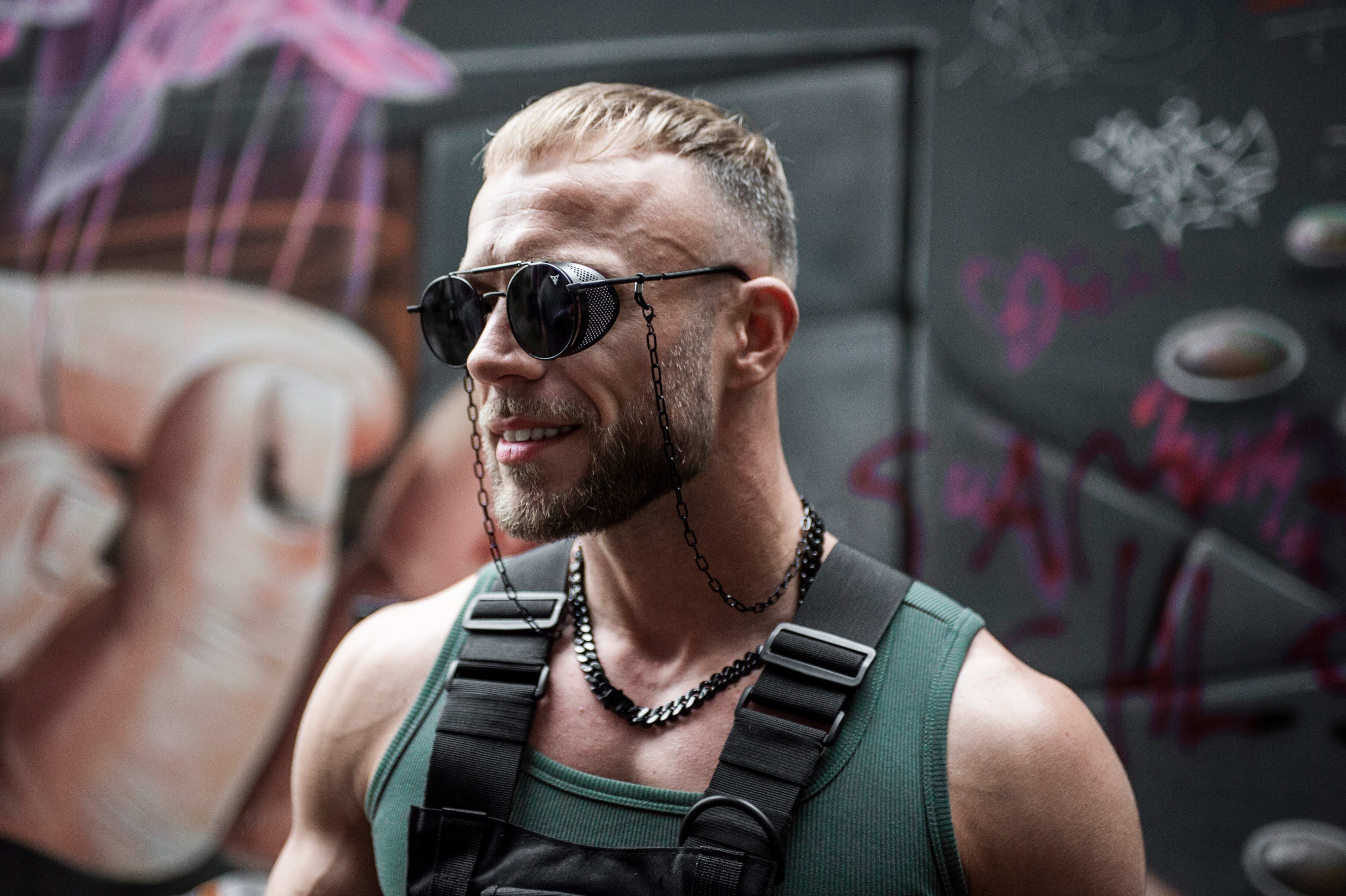 model met zwarte brillenketting 'paperclip' aan zwarte rave bril dimensio