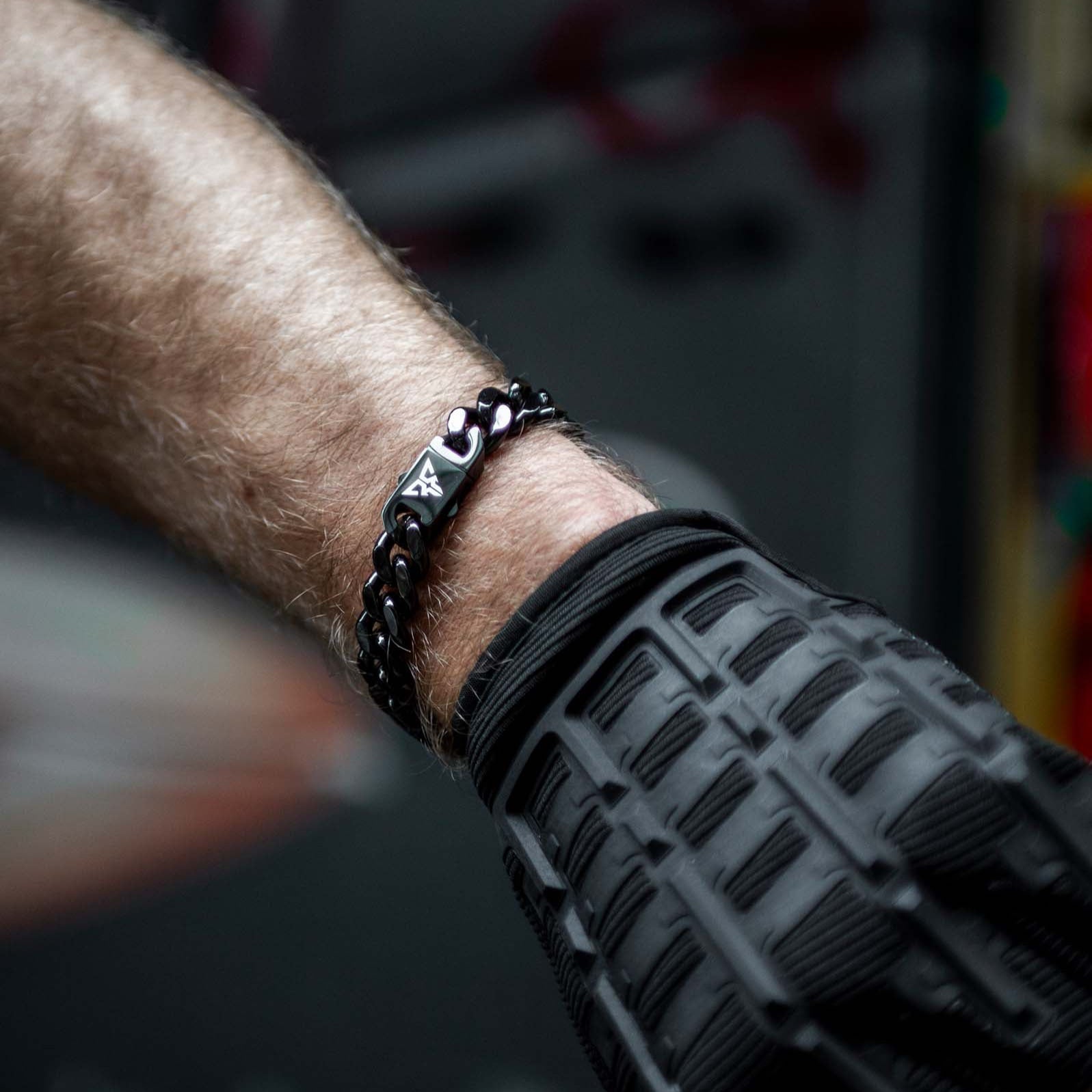 Model met zwarte rave armband met Cubaanse schakel