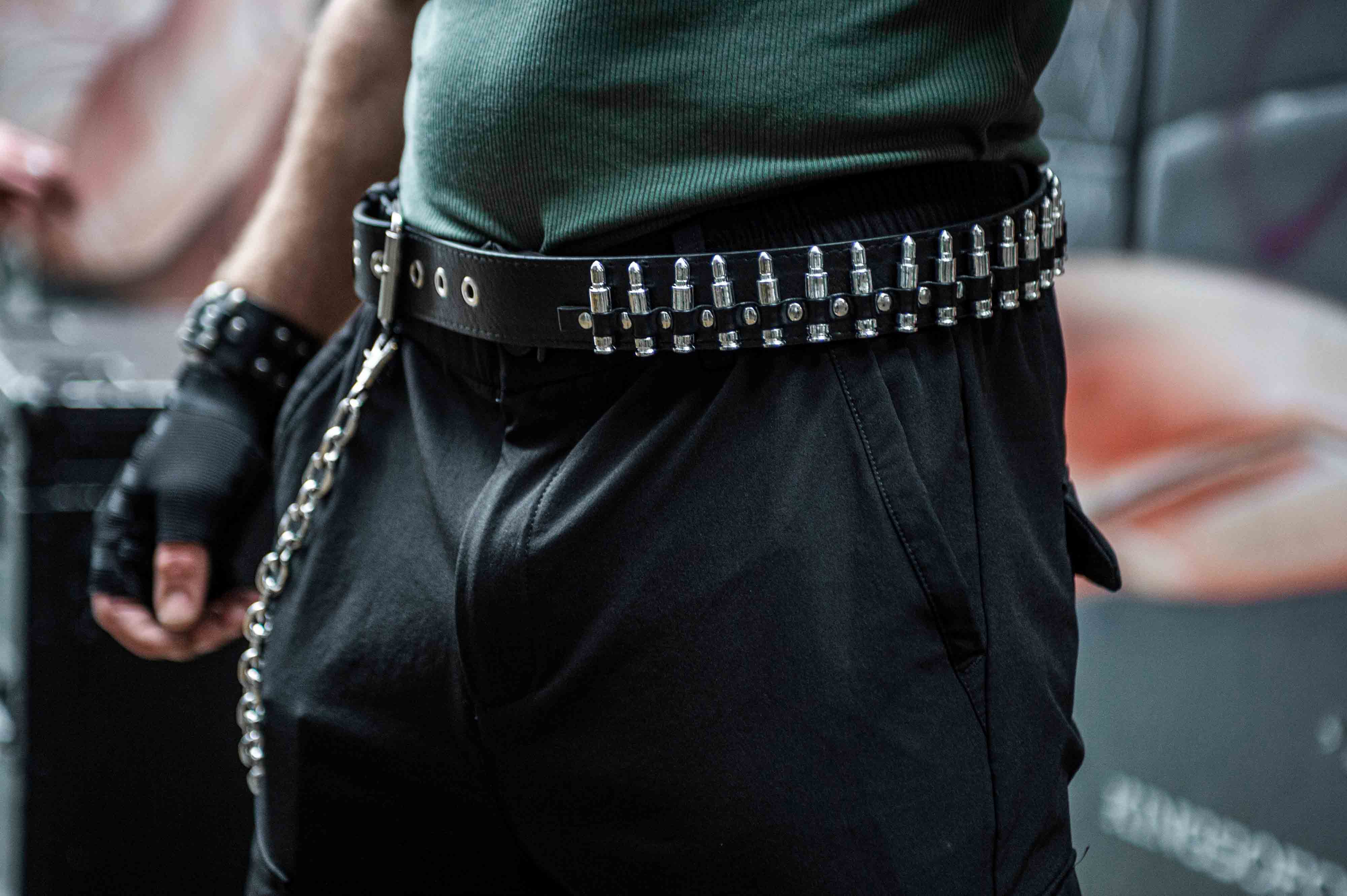 Mannelijk model op festivalterrein die bullet belt draagt