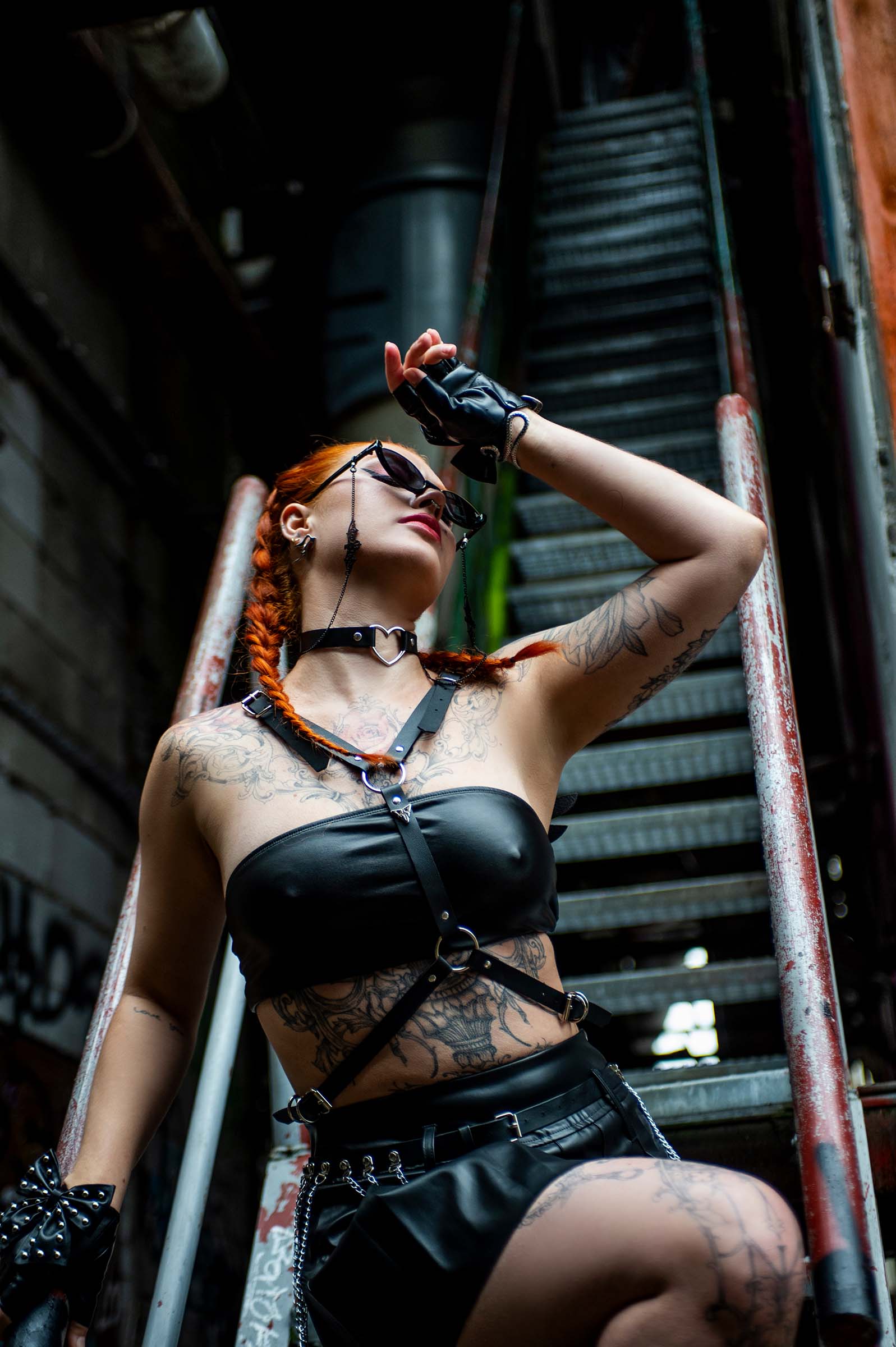 PU-leren Choker 'Heart' van RARE RAVERS op model