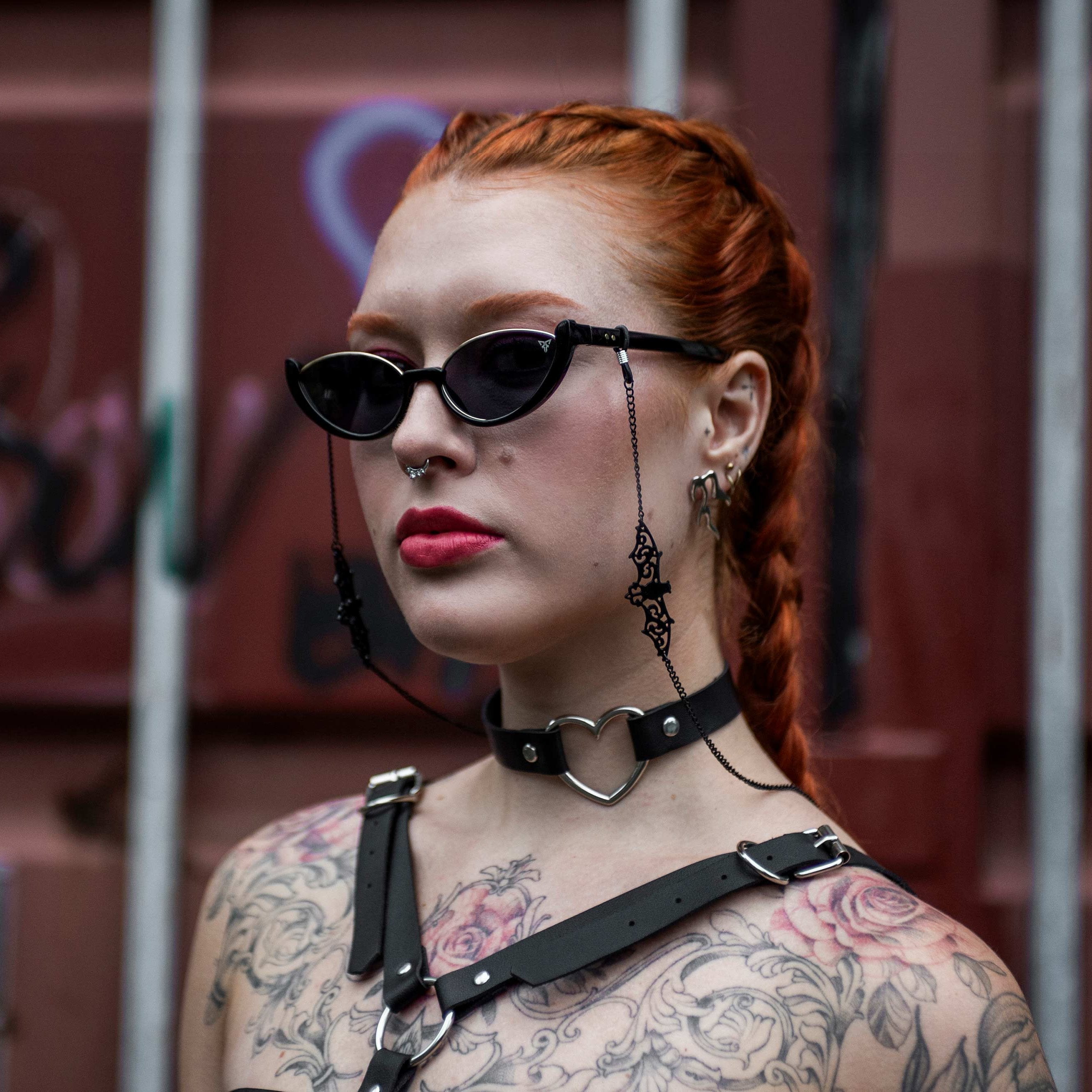 model met brillenketting 'bat' aan rave bril feline