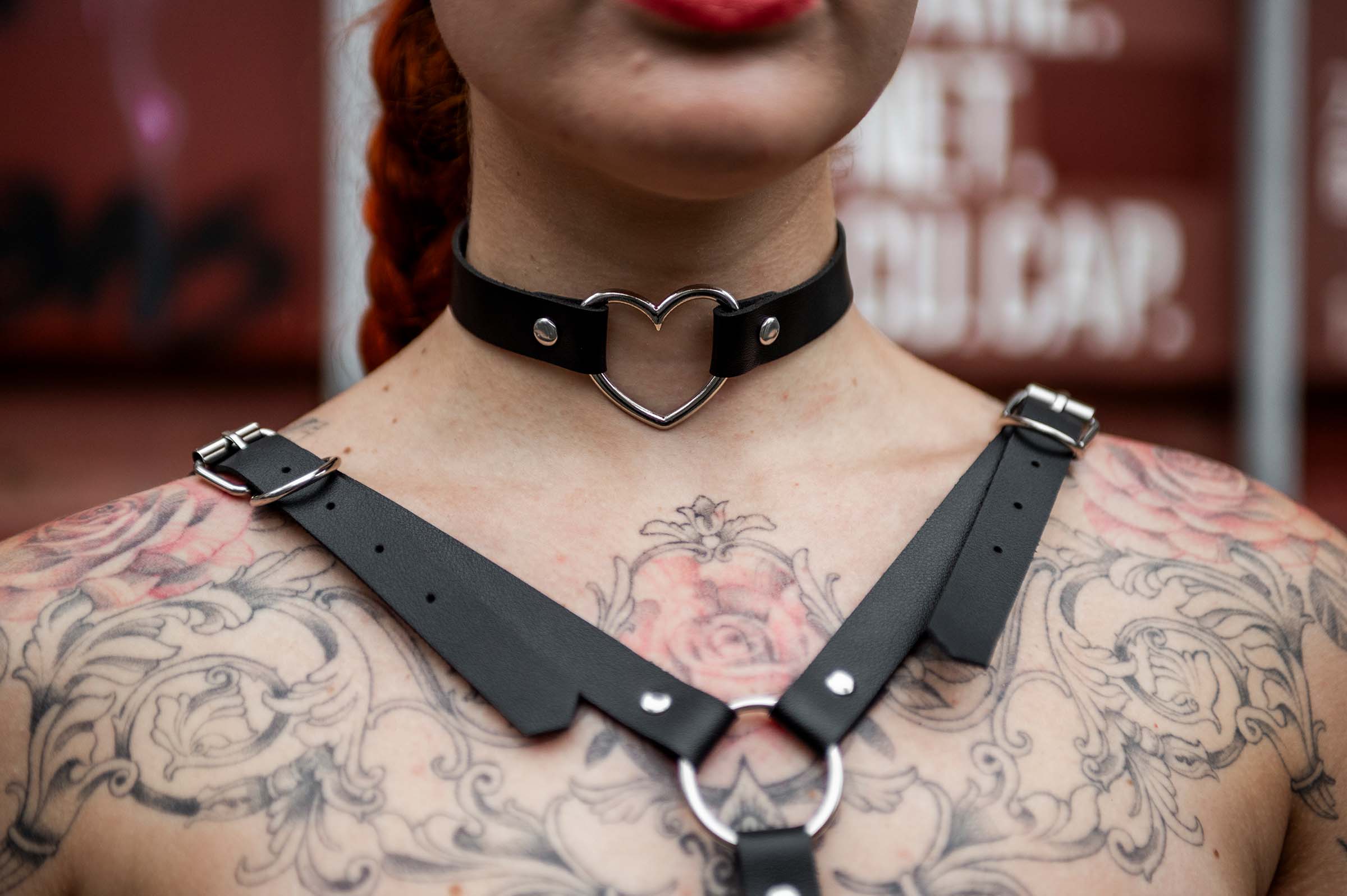 Choker 'Heart' van RARE RAVERS op model
