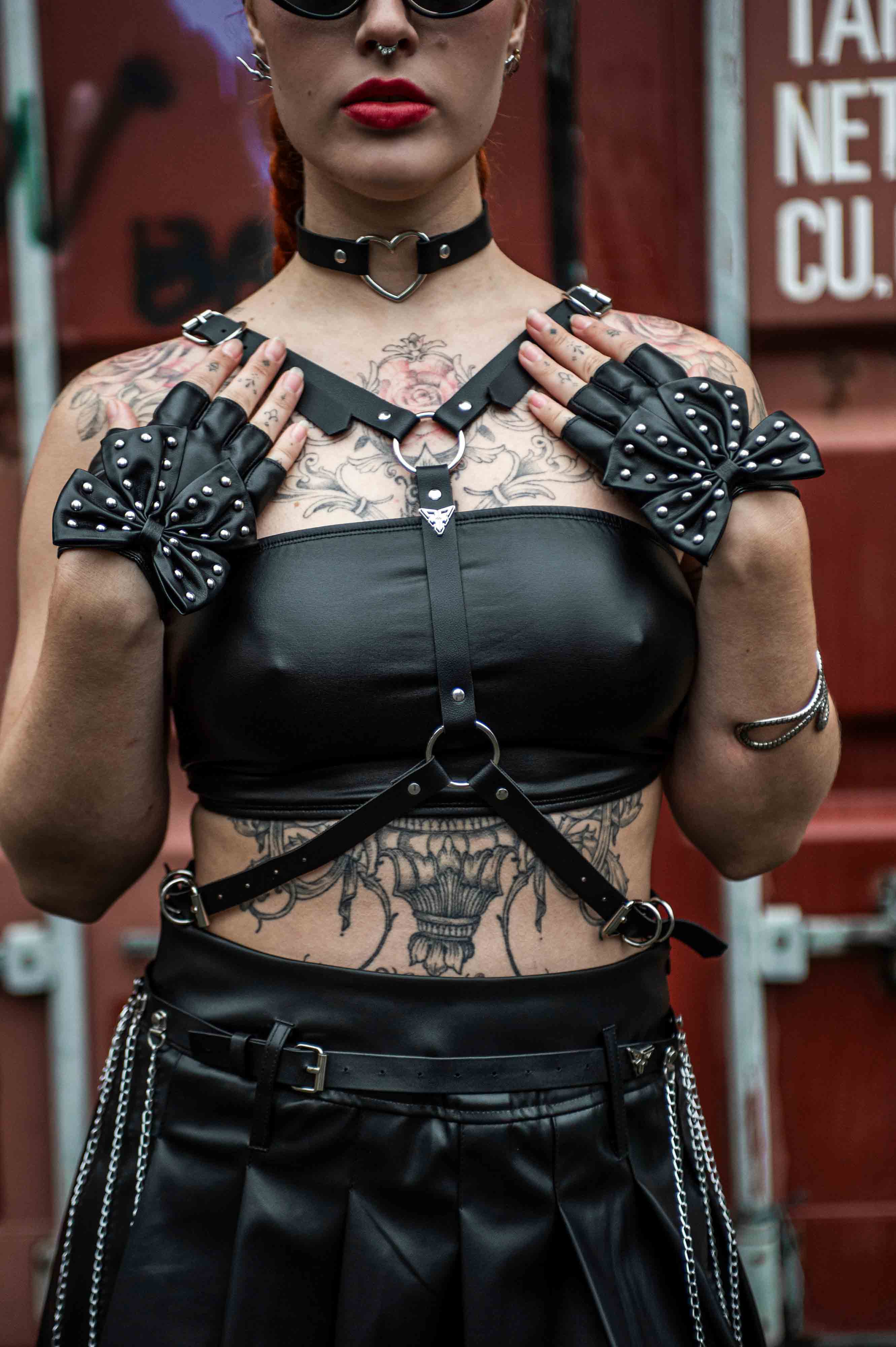 Zwarte rave top harnas met vleugels voorkant