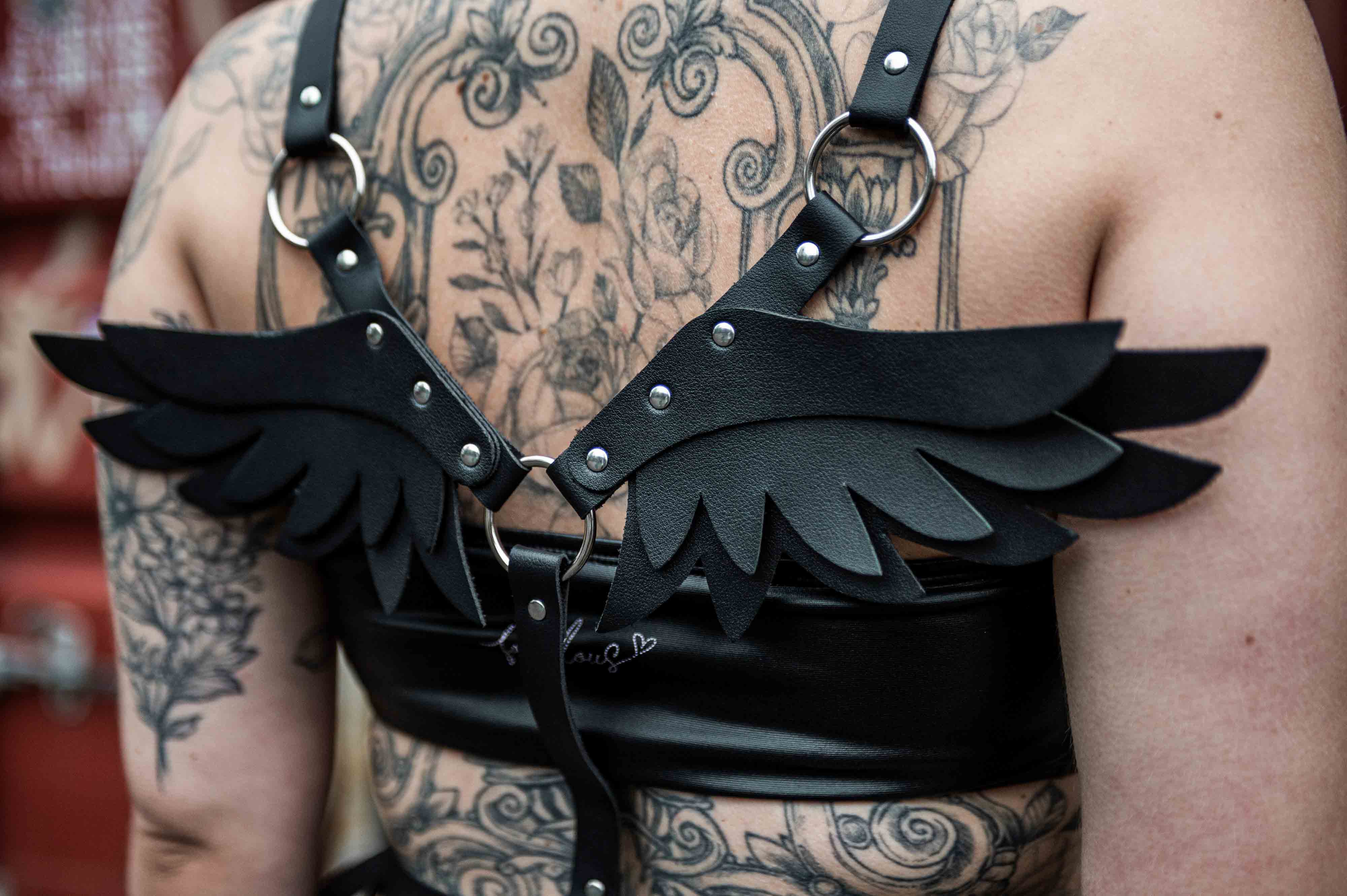 Zwarte rave top harnas met vleugels close up