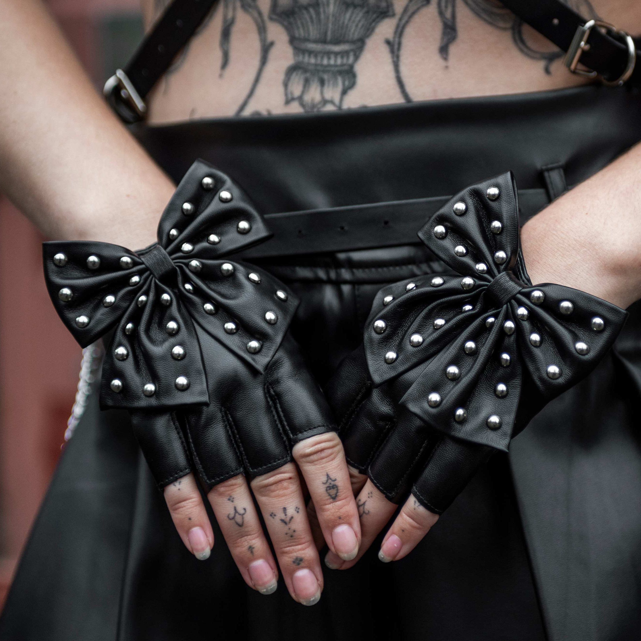 rave handschoenen bow gloves. Zwart leer met zilveren studs