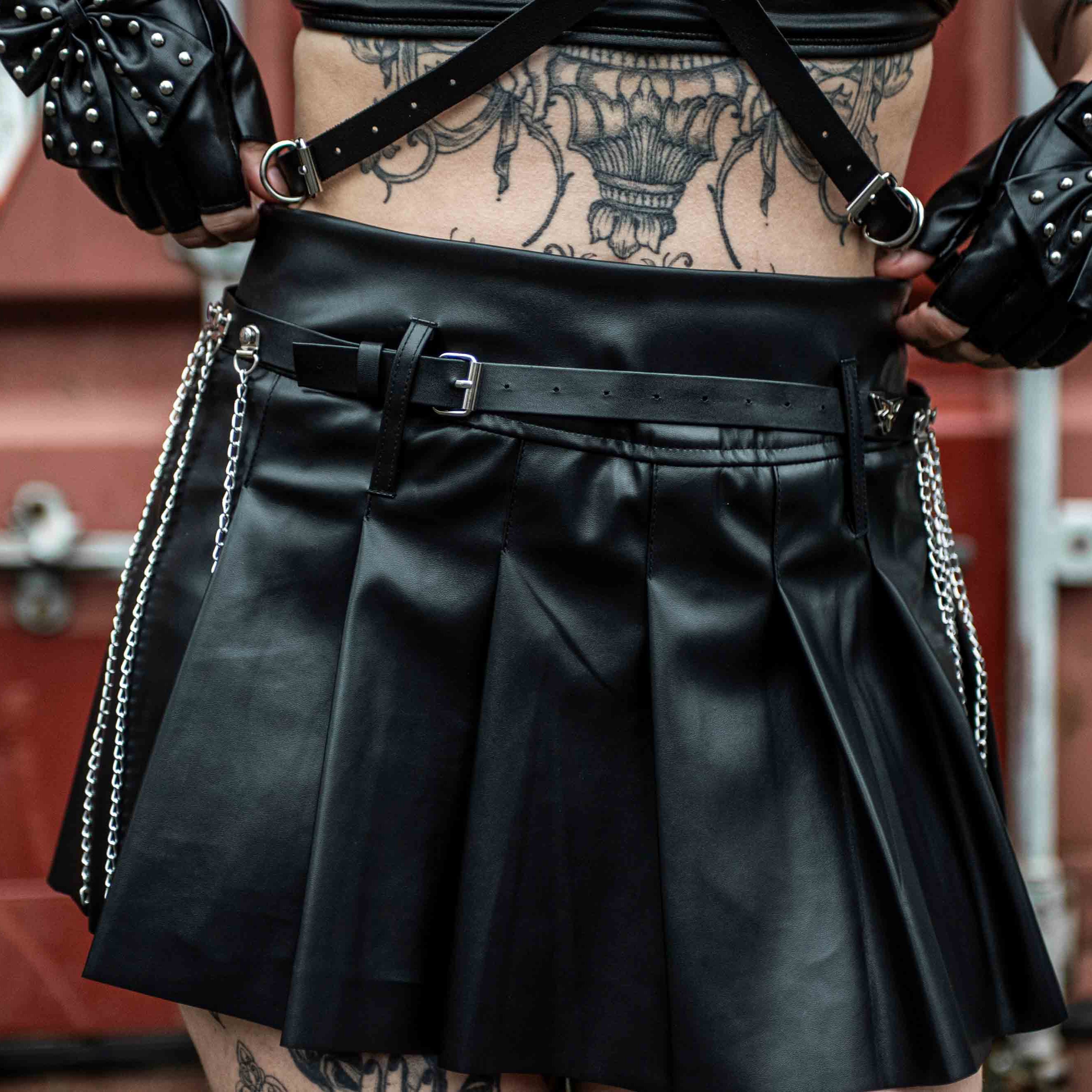 zwarte rave tailleriem 'RRH16' met kettingen voorkant