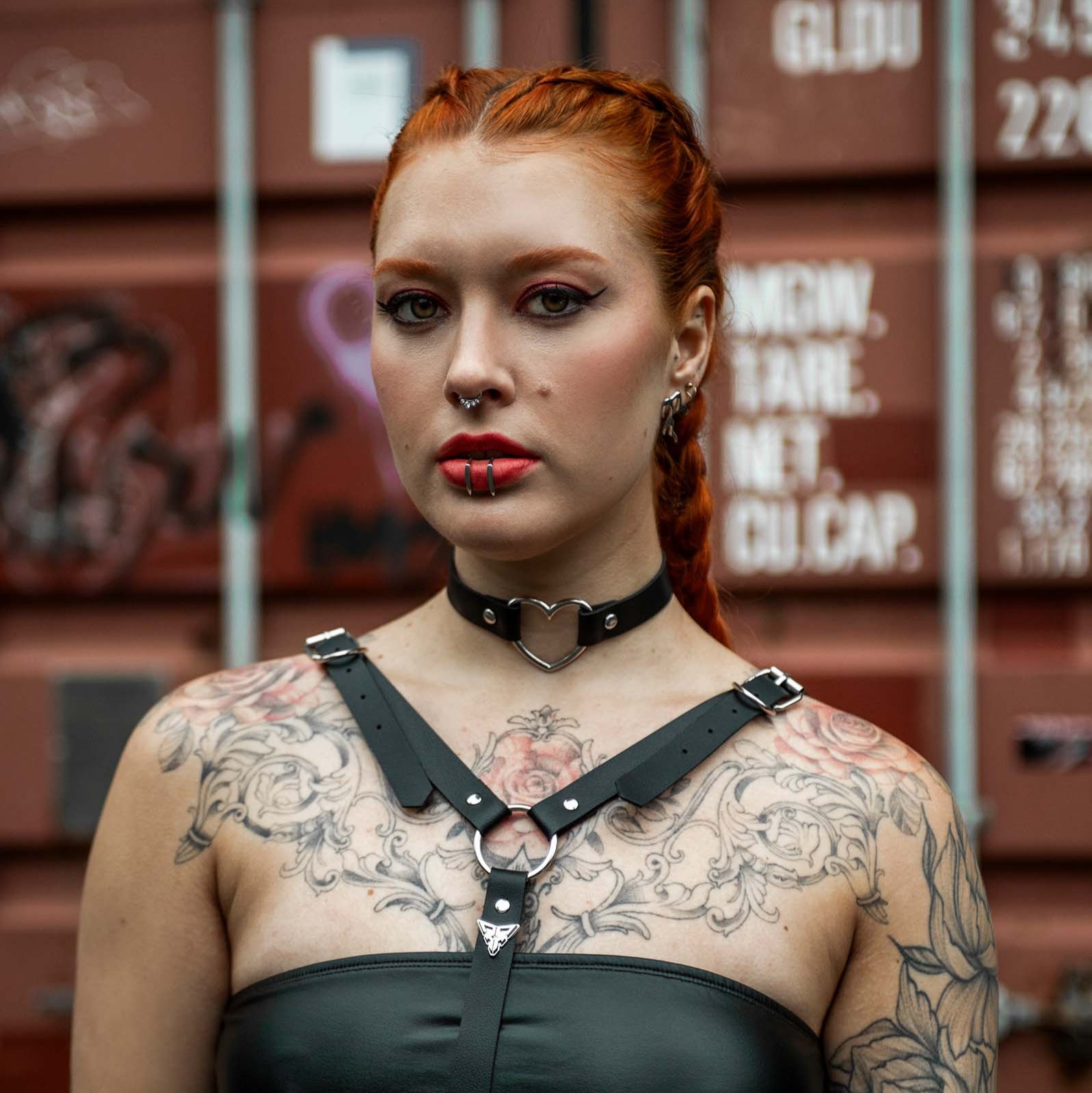 Zilveren 'Vampire' rave lippiercing/lipclip op model