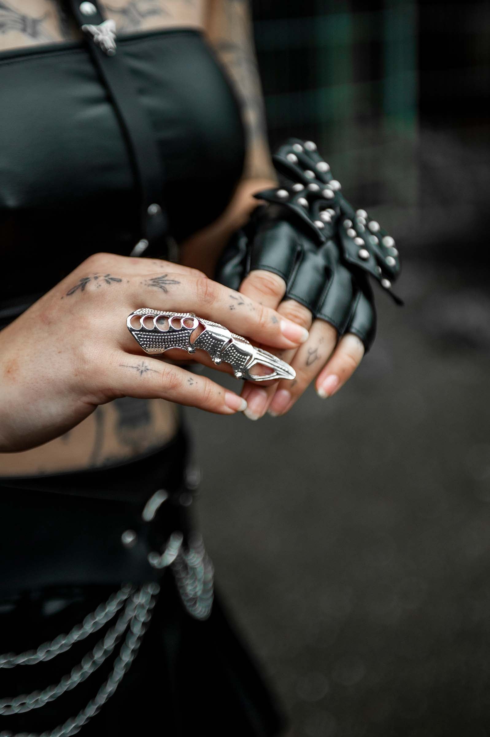 Zilveren 'Claw' rave ring van RARE RAVERS. Modelfoto