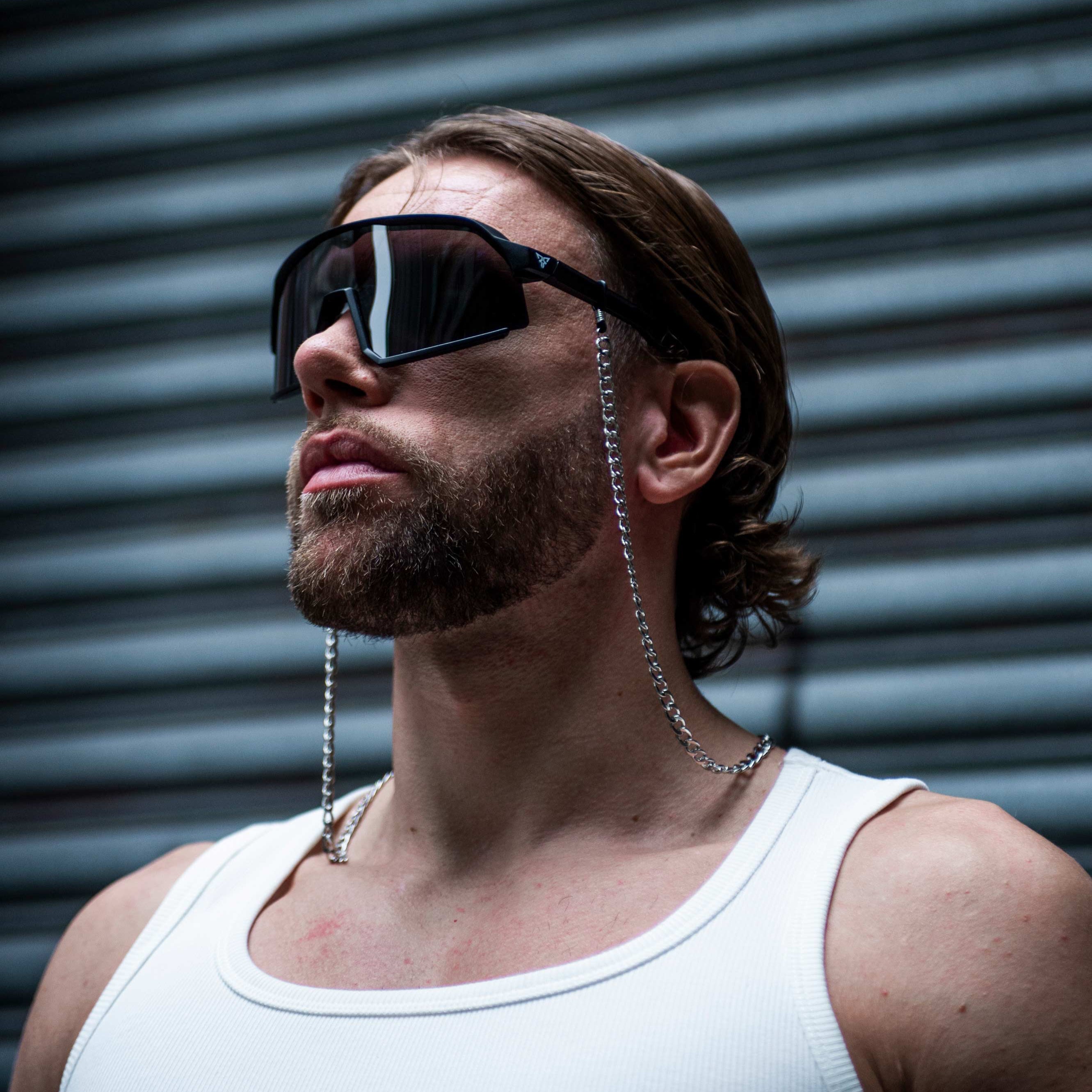 model met zwarte rave bril met zilveren metalen brillenkoord