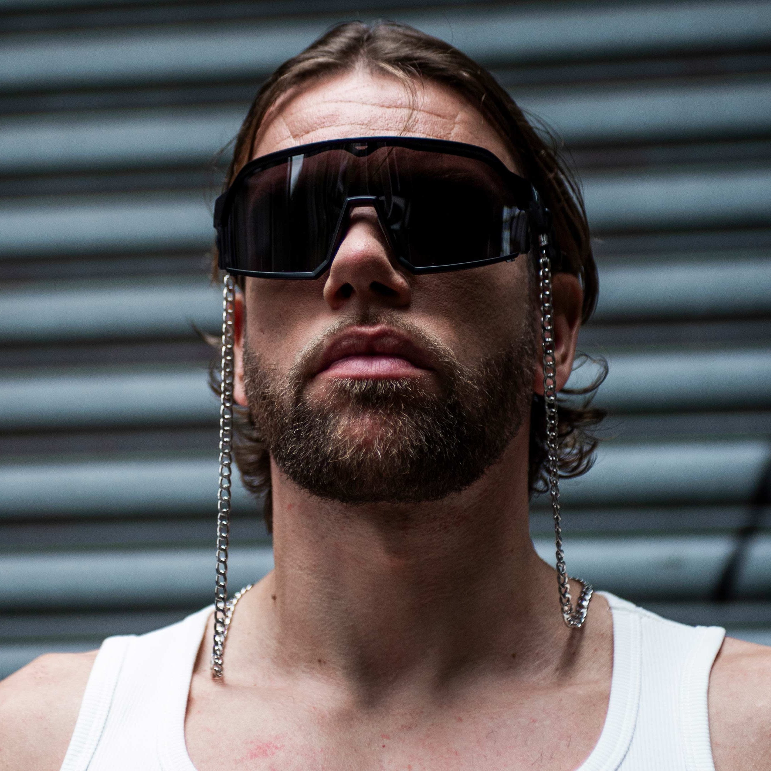 model met zwarte rave bril met zilveren metalen brillenkoord