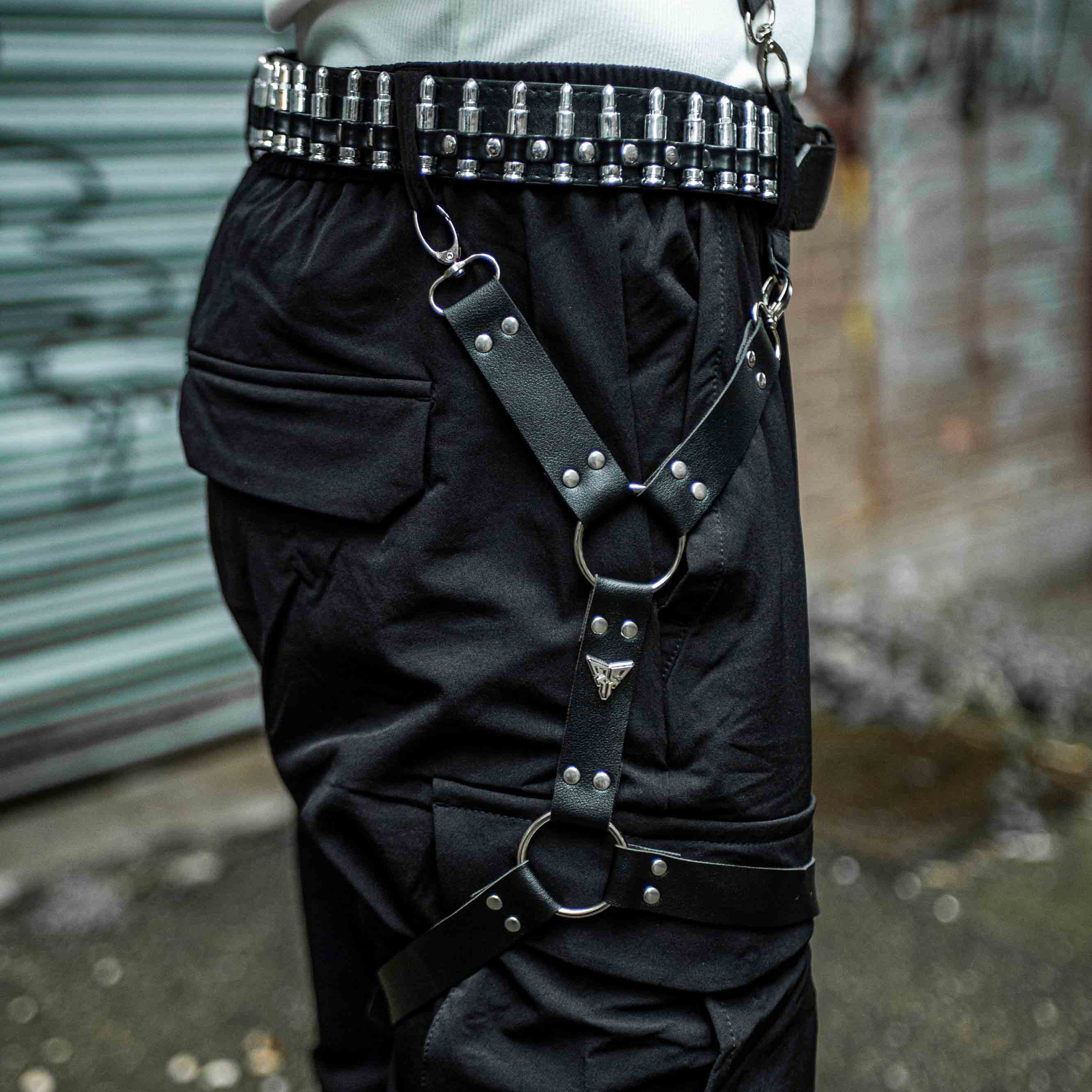 leren rave beenharnas met zilveren details op model