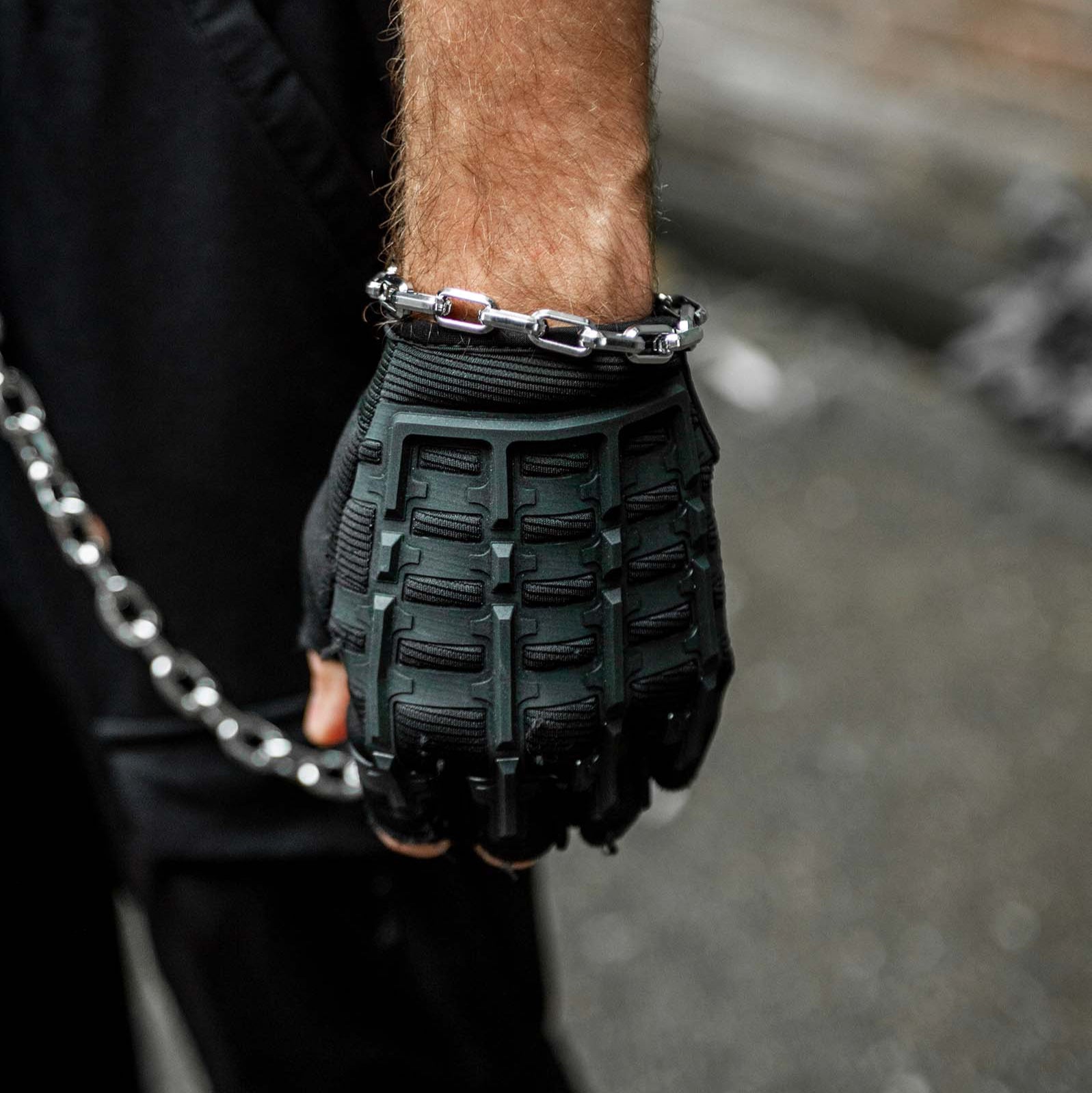 Model met zilveren rave armband 'paperclip'. Foto van arm