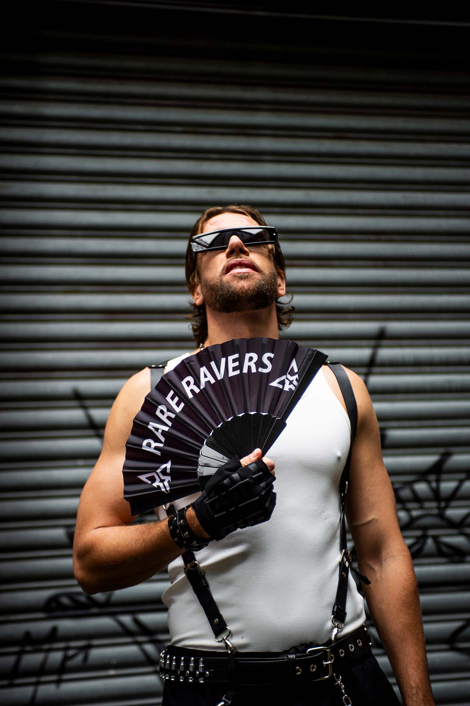 Model met RARE RAVERS festival waaier in zwart met wit