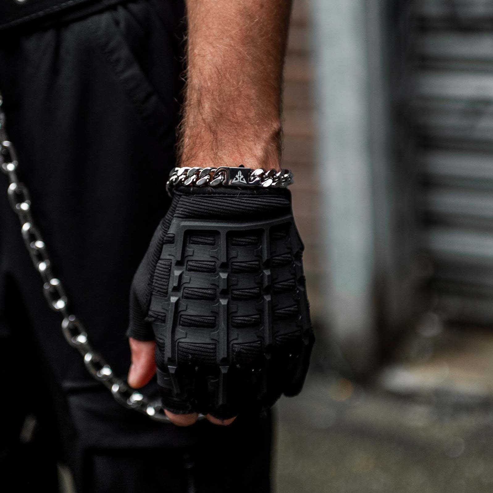 Model met zilveren rave armband met Cubaanse schakel. close up van arm