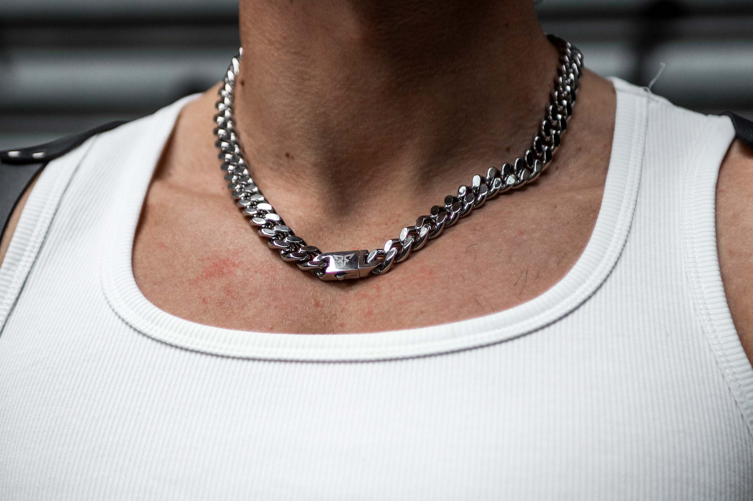 model met rave ketting cuban chain zilver 12mm