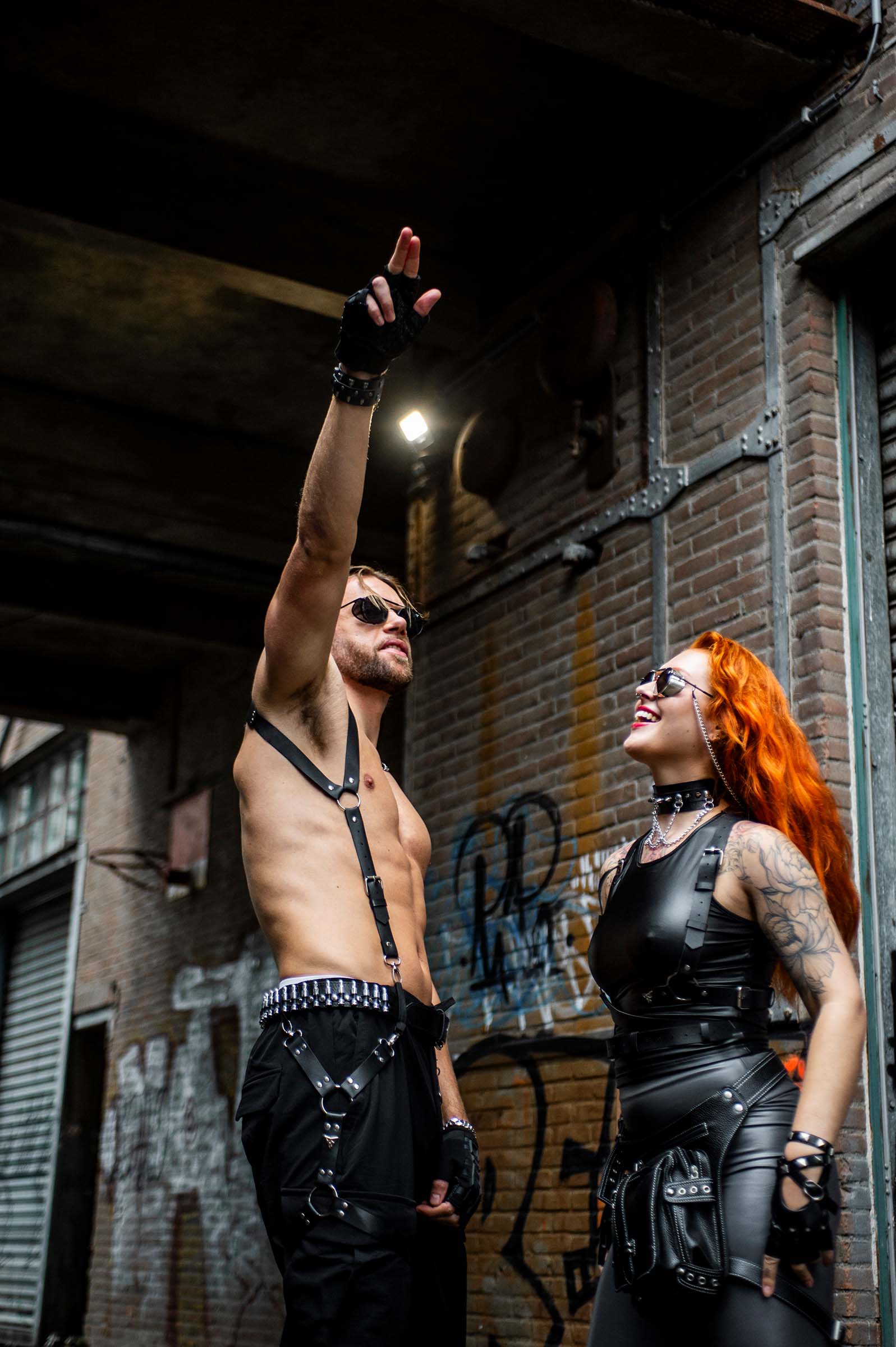 leren rave beenharnas met zilveren details op model