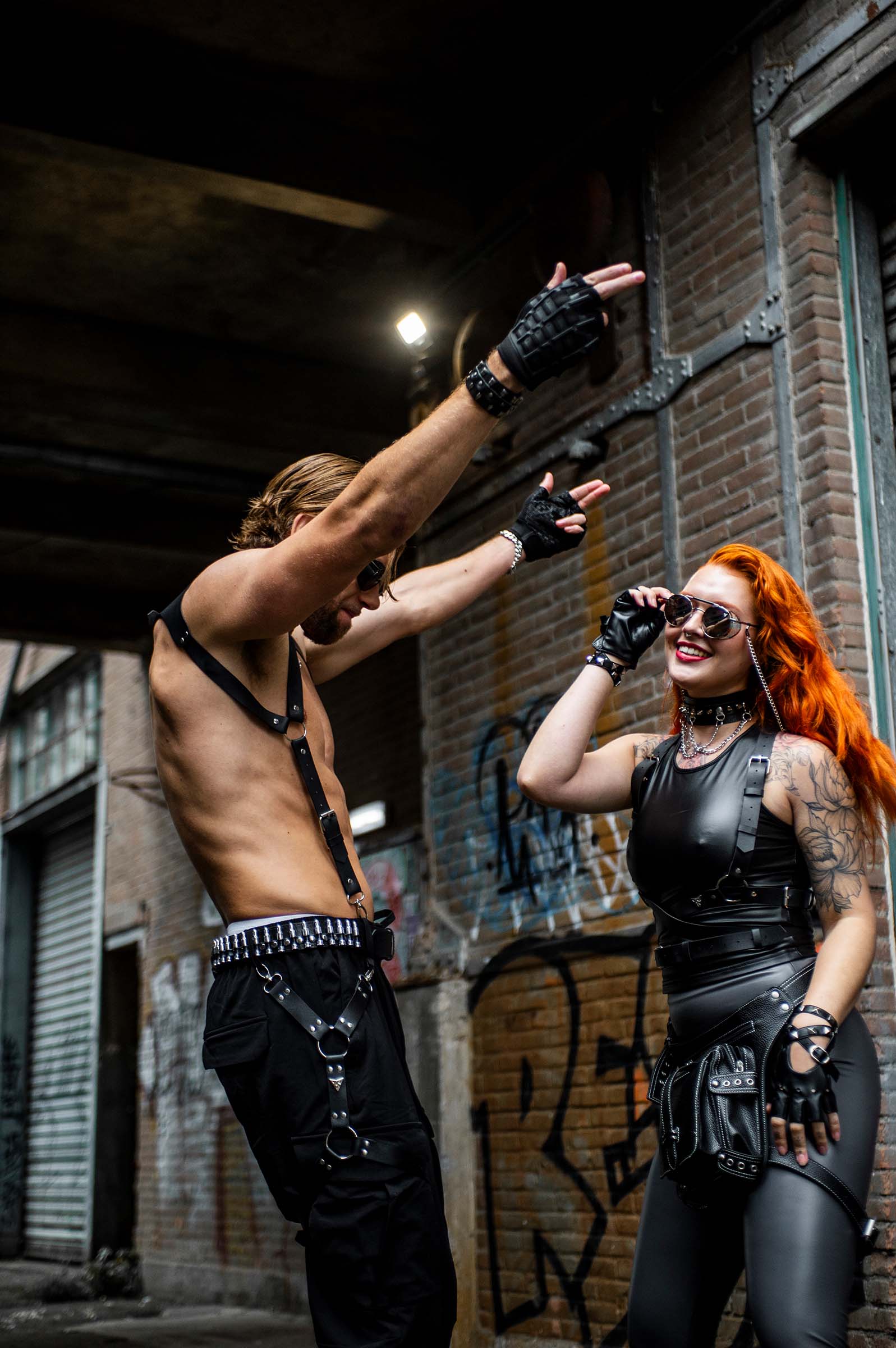 leren rave beenharnas met zilveren details op model