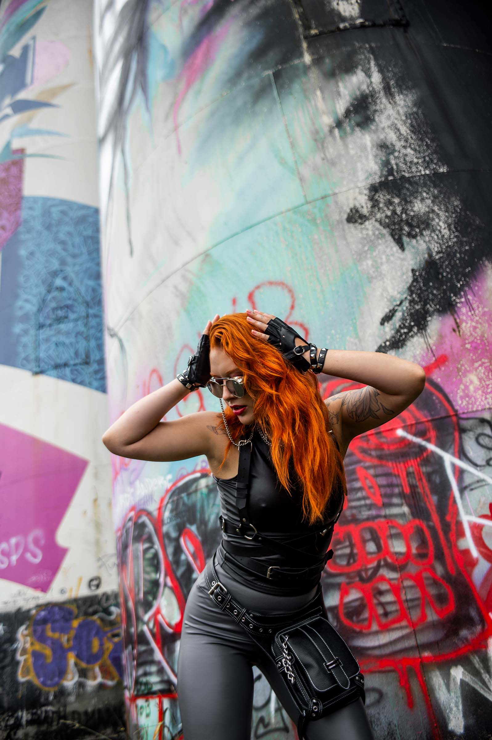 model met leren rave handschoenen met studs 3