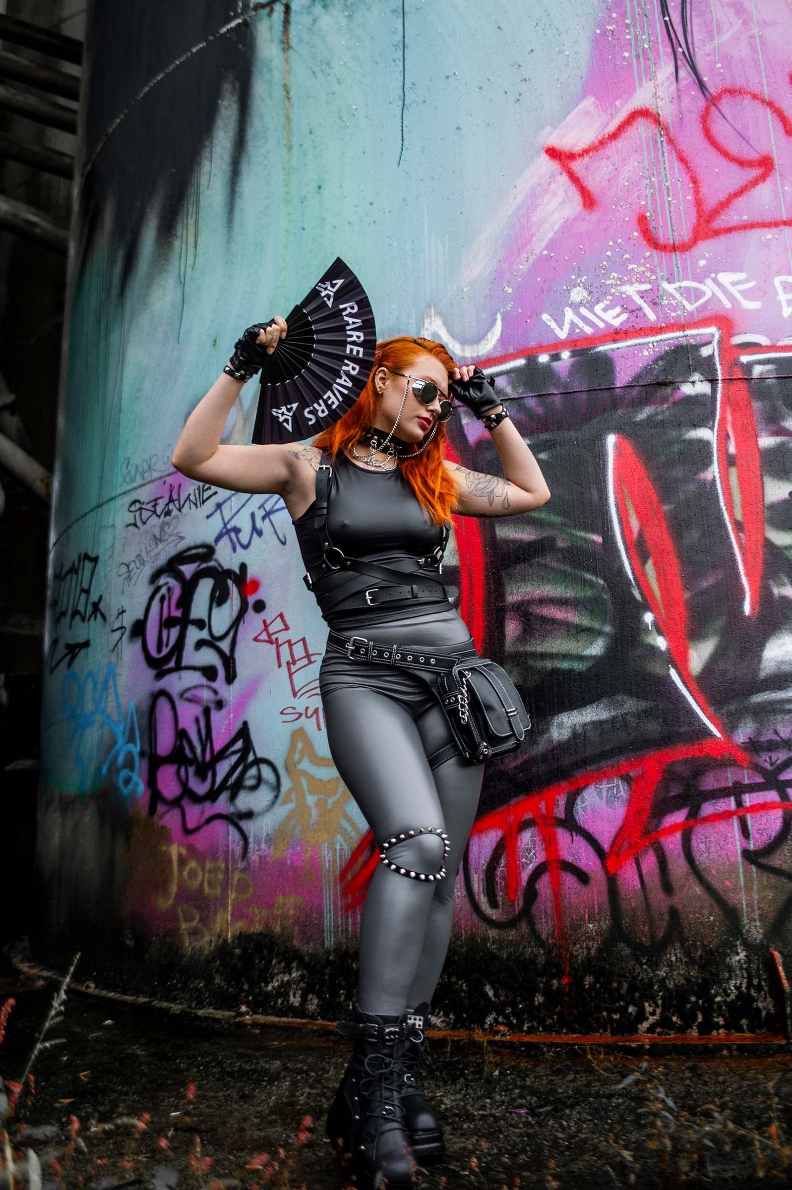 zwarte rave beenharnas met zilveren spikes outfit