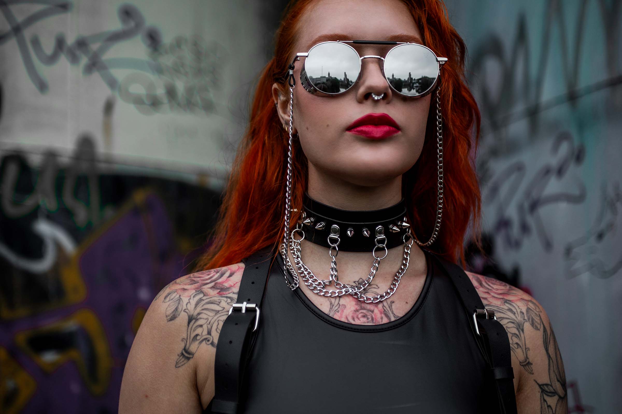 Model met choker van PU-leer met zilveren ketting en studs