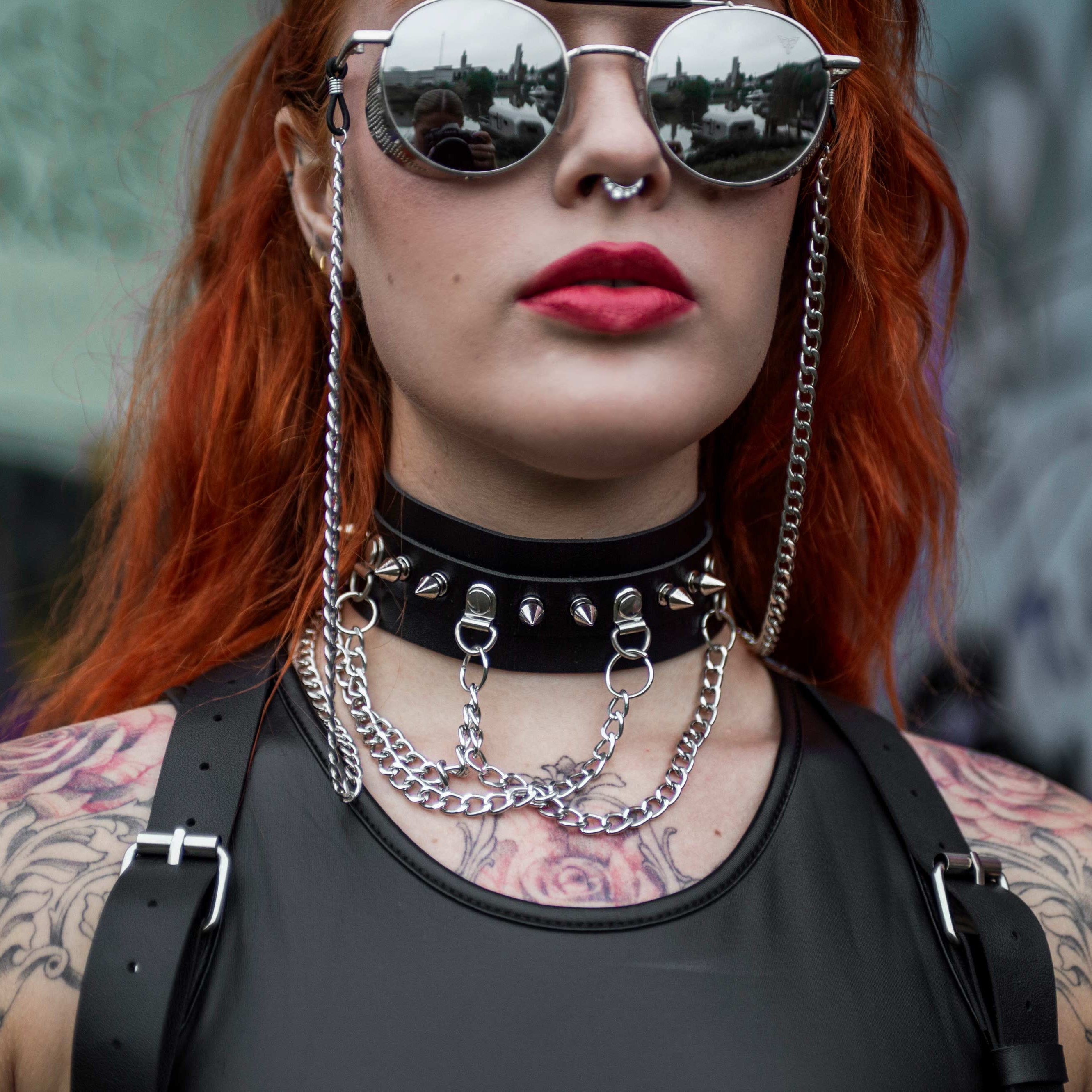 model op festival in rave outfit met zilveren metalen brillenkoord aan zonnebril