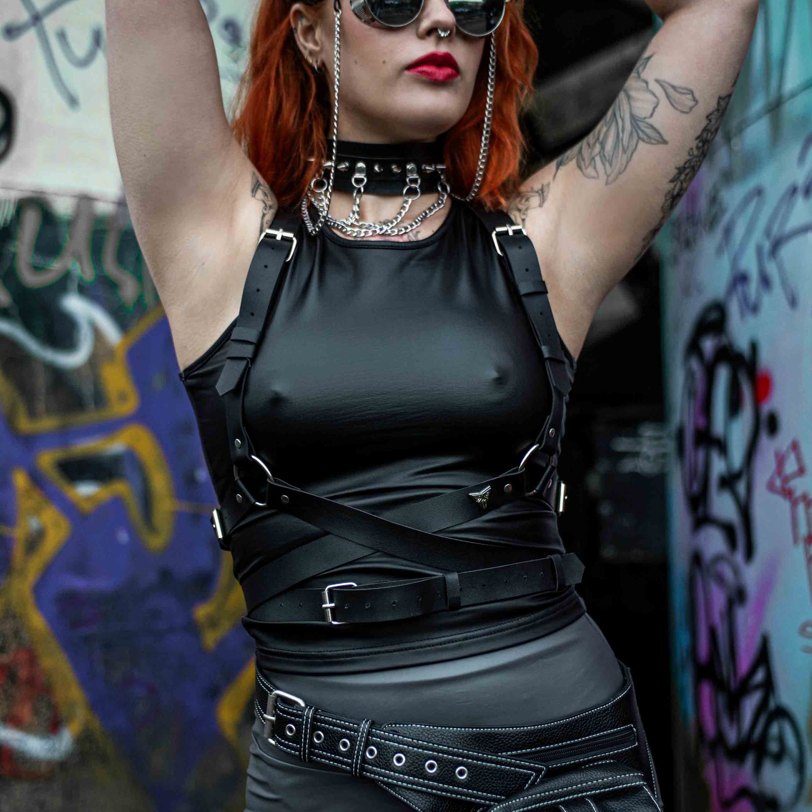 Leren rave harnas/top op model
