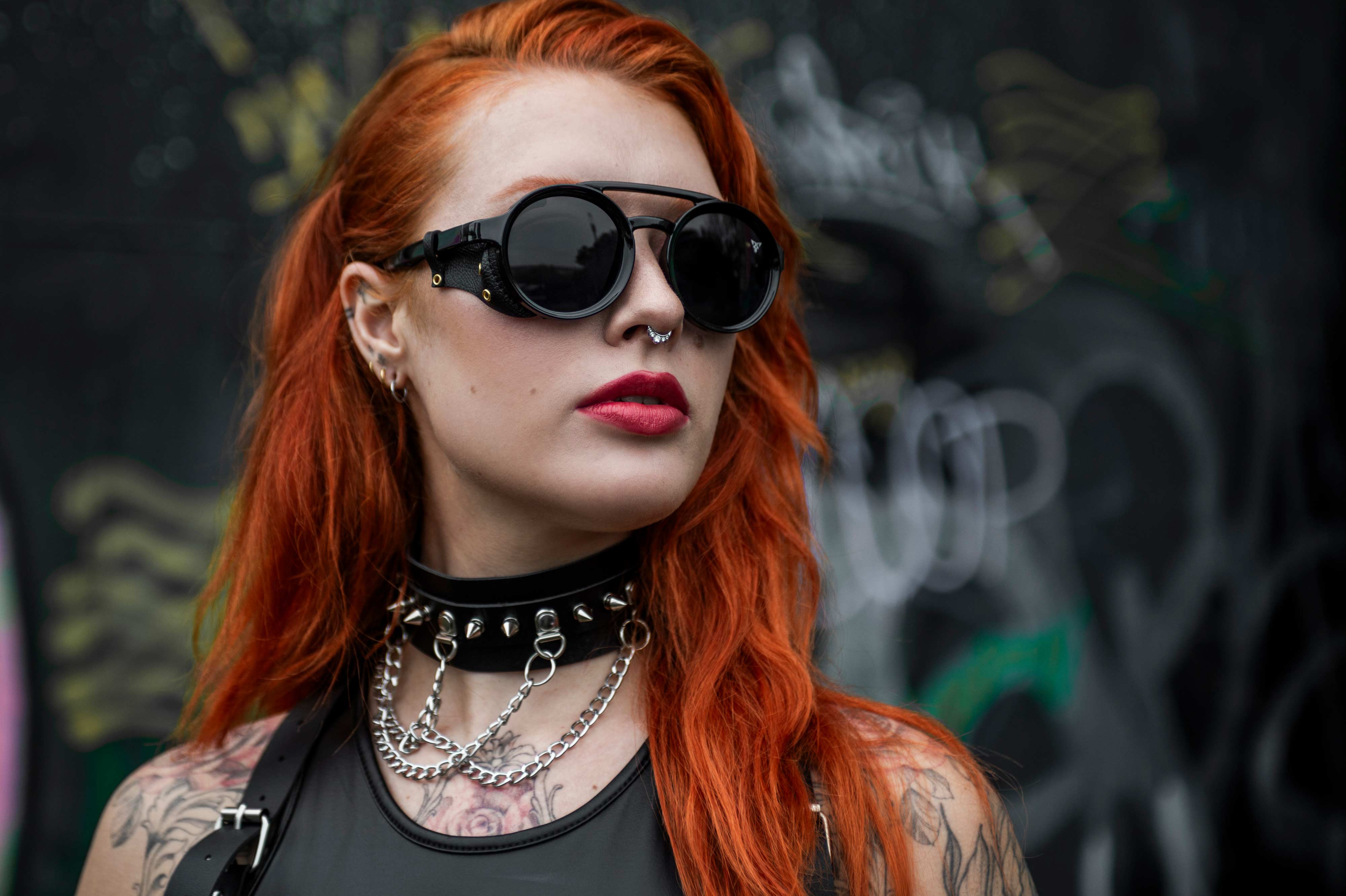 model met zwarte rave bril falco op festival