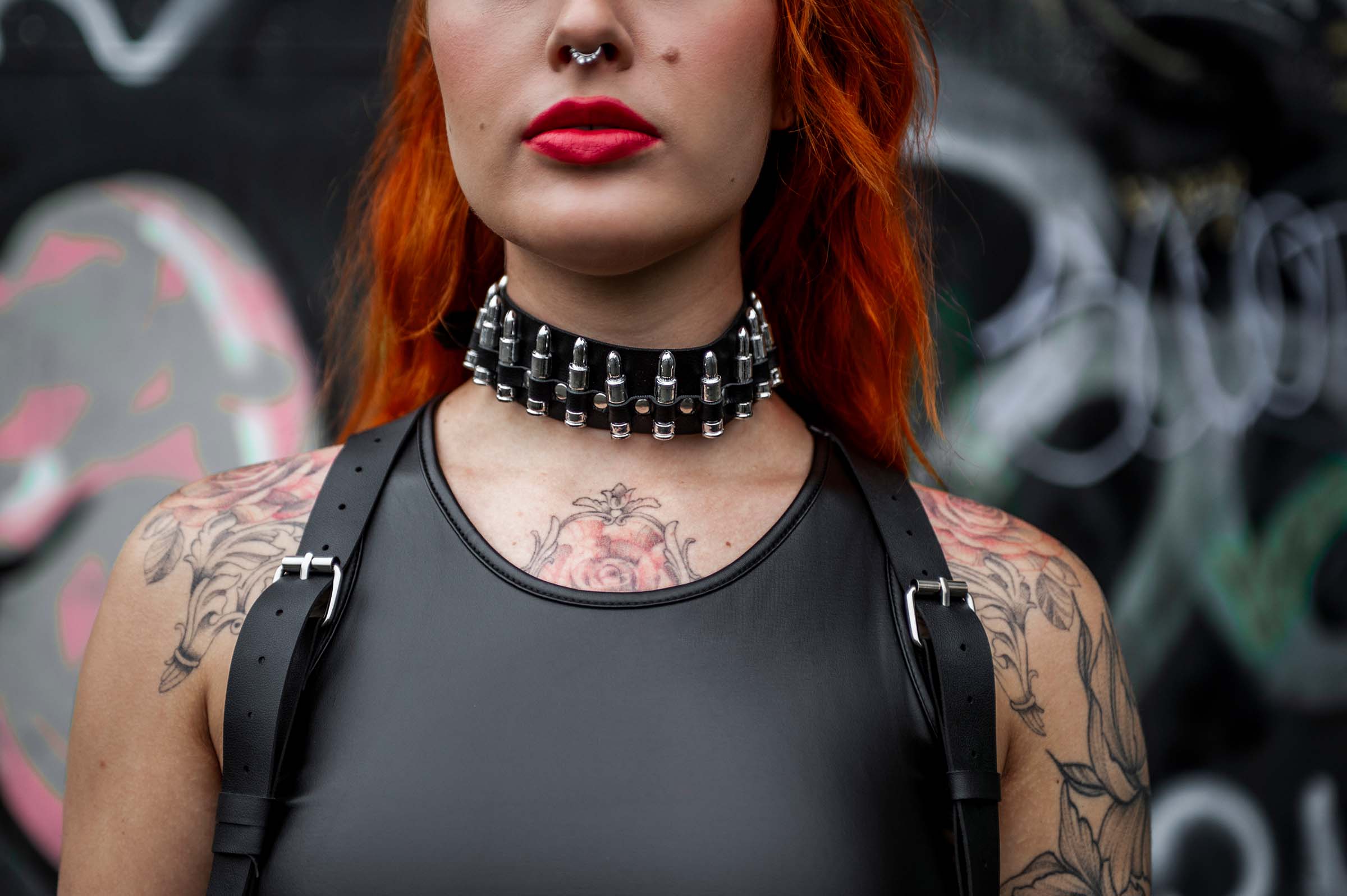 model vrouw met PU leren choker 'bullet' van RARE RAVERS