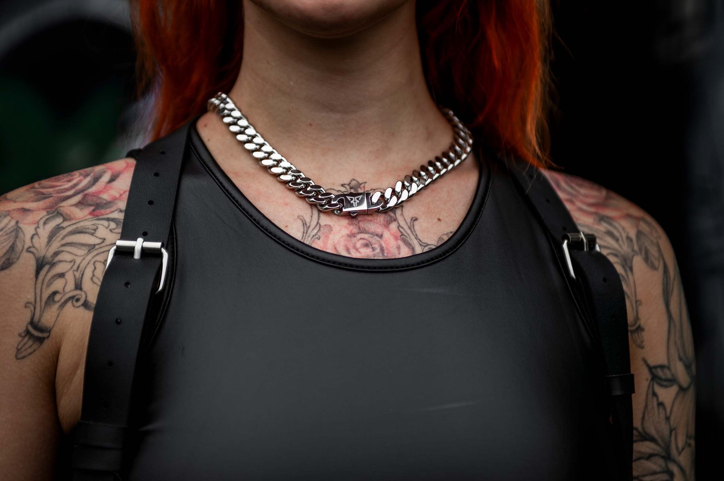 model met rave ketting cuban chain zilver 12mm op festival