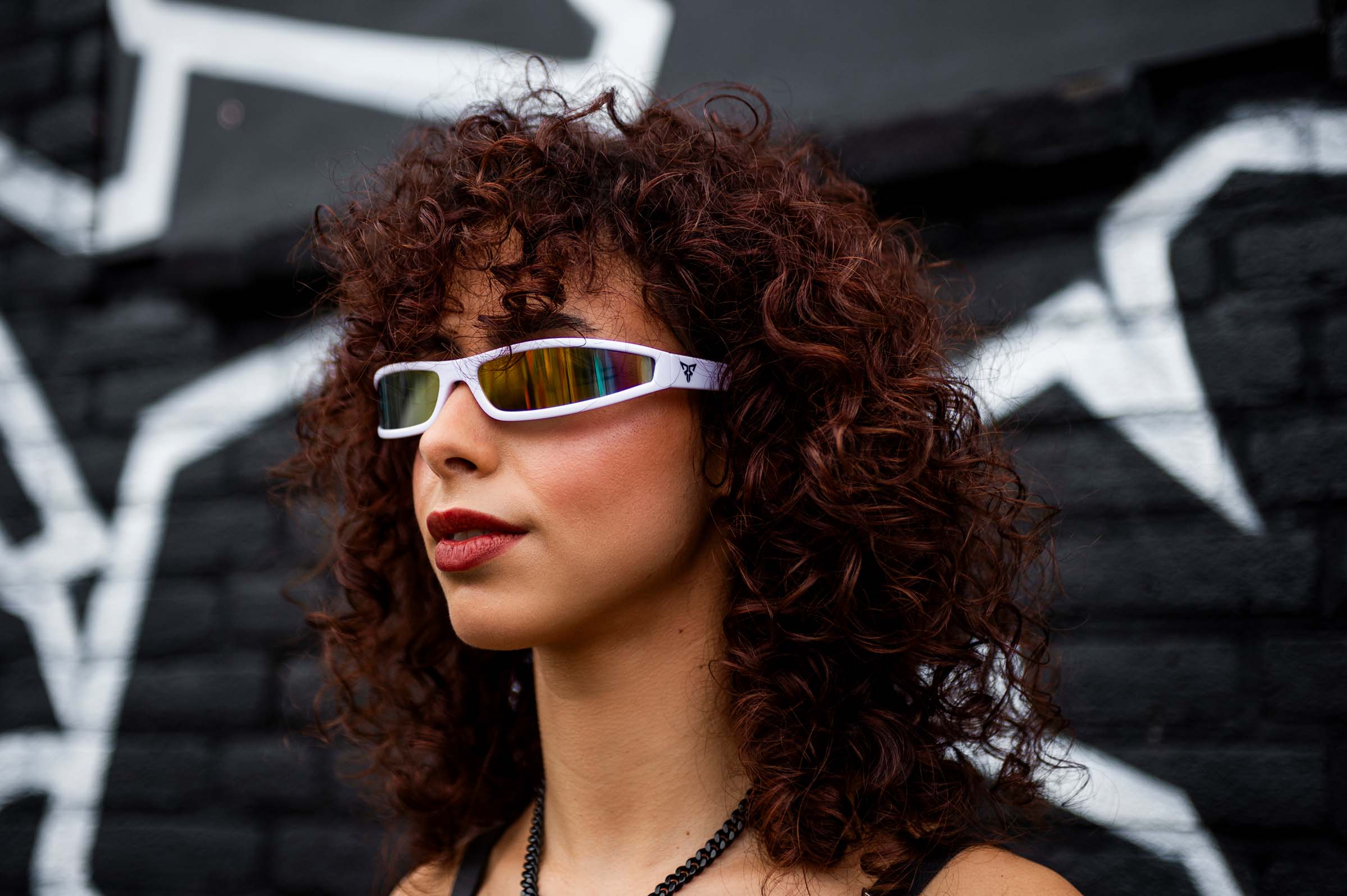 witte rave bril met spiegelglazen voor festivals model vrouw