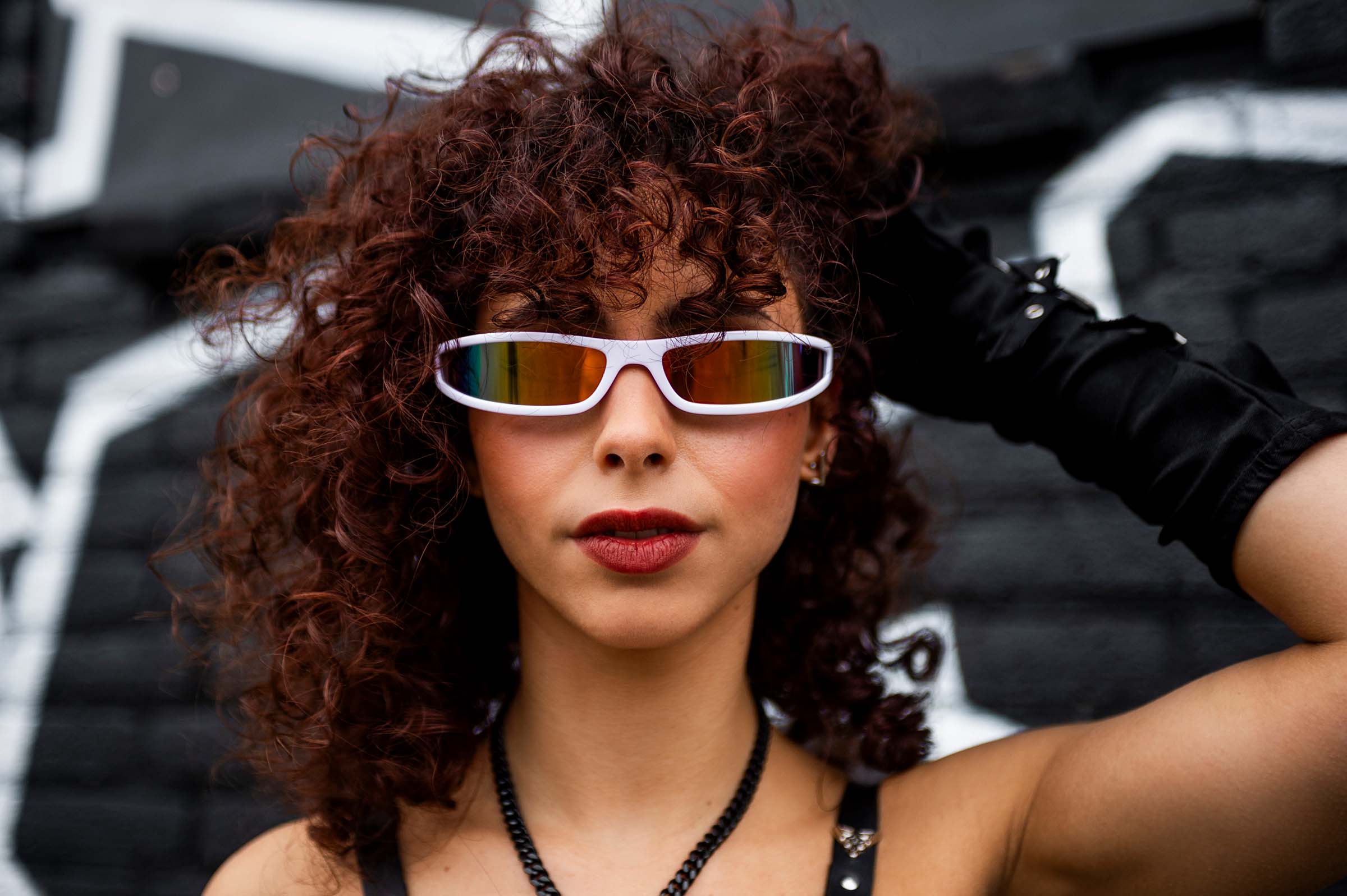 witte rave bril met spiegelglazen voor festivals model vrouw