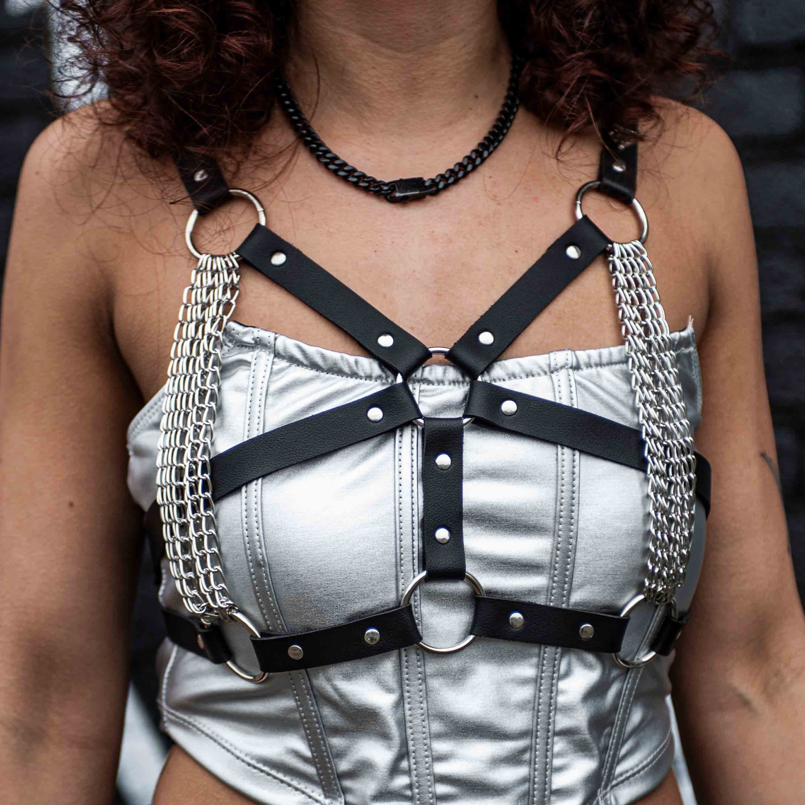 Zwarte rave top harnas vrouw met kettingen