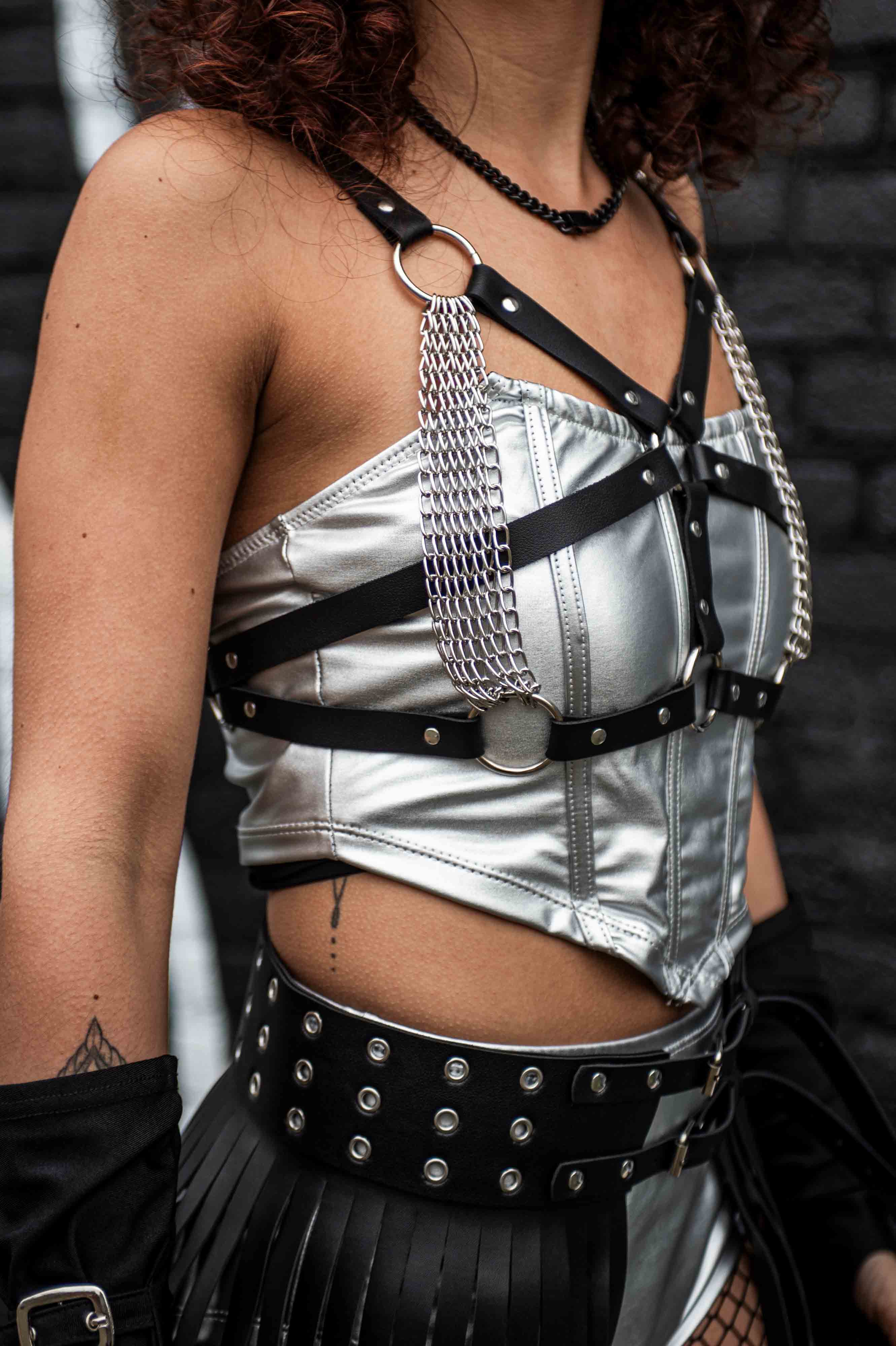 Zwarte rave top harnas vrouw met kettingen zijkant