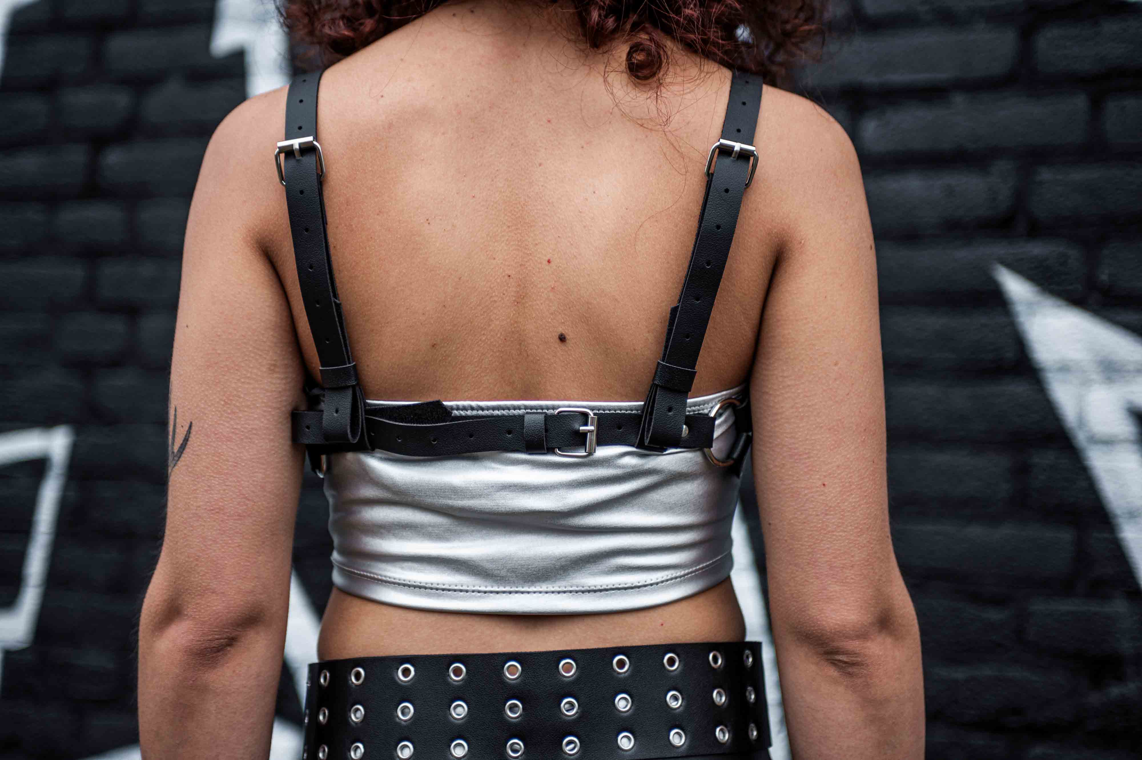 Zwarte rave top harnas vrouw met kettingen achterkant