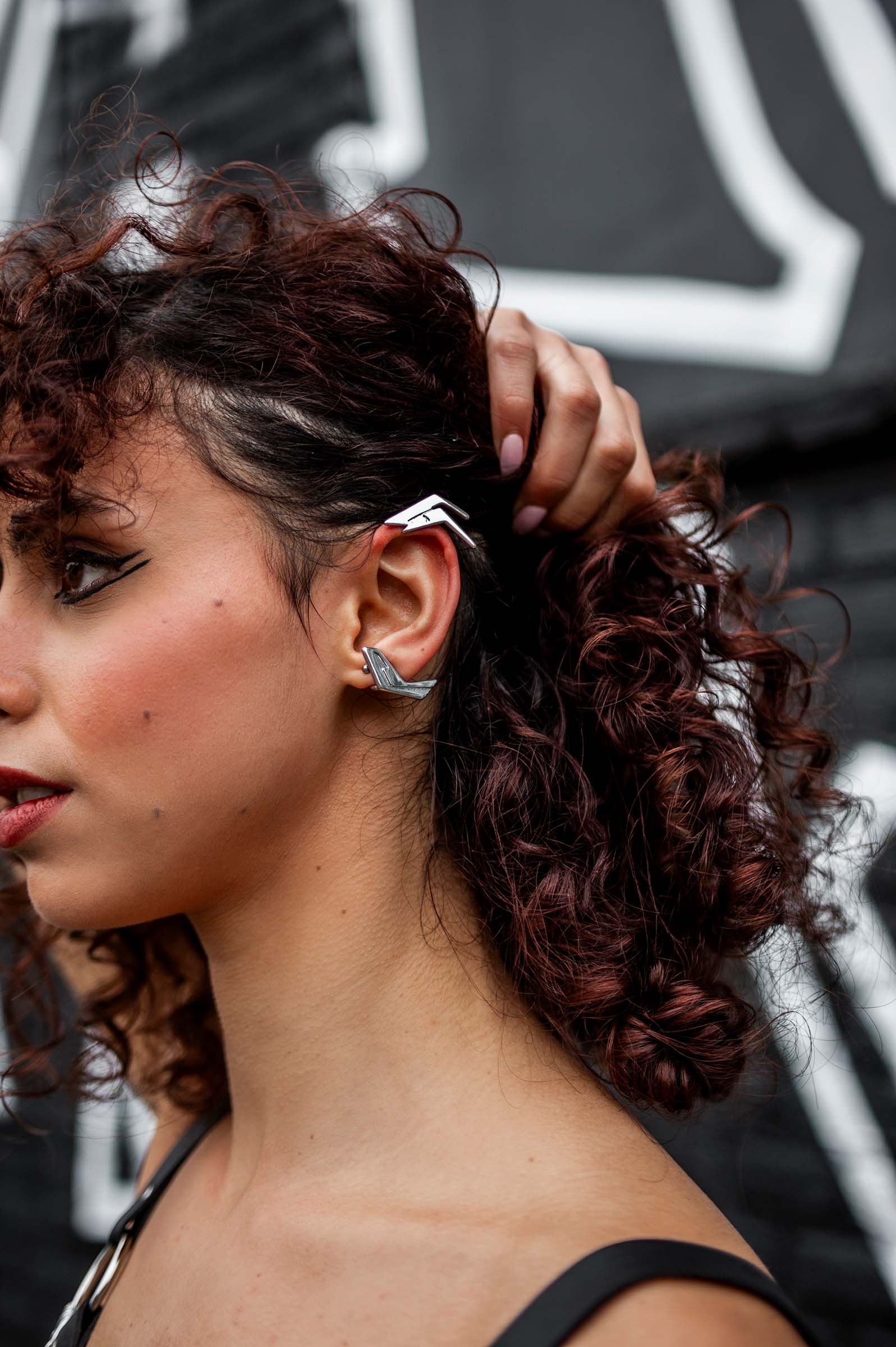 Zilveren 'Cyber' rave oorbel. Vrouwelijk model