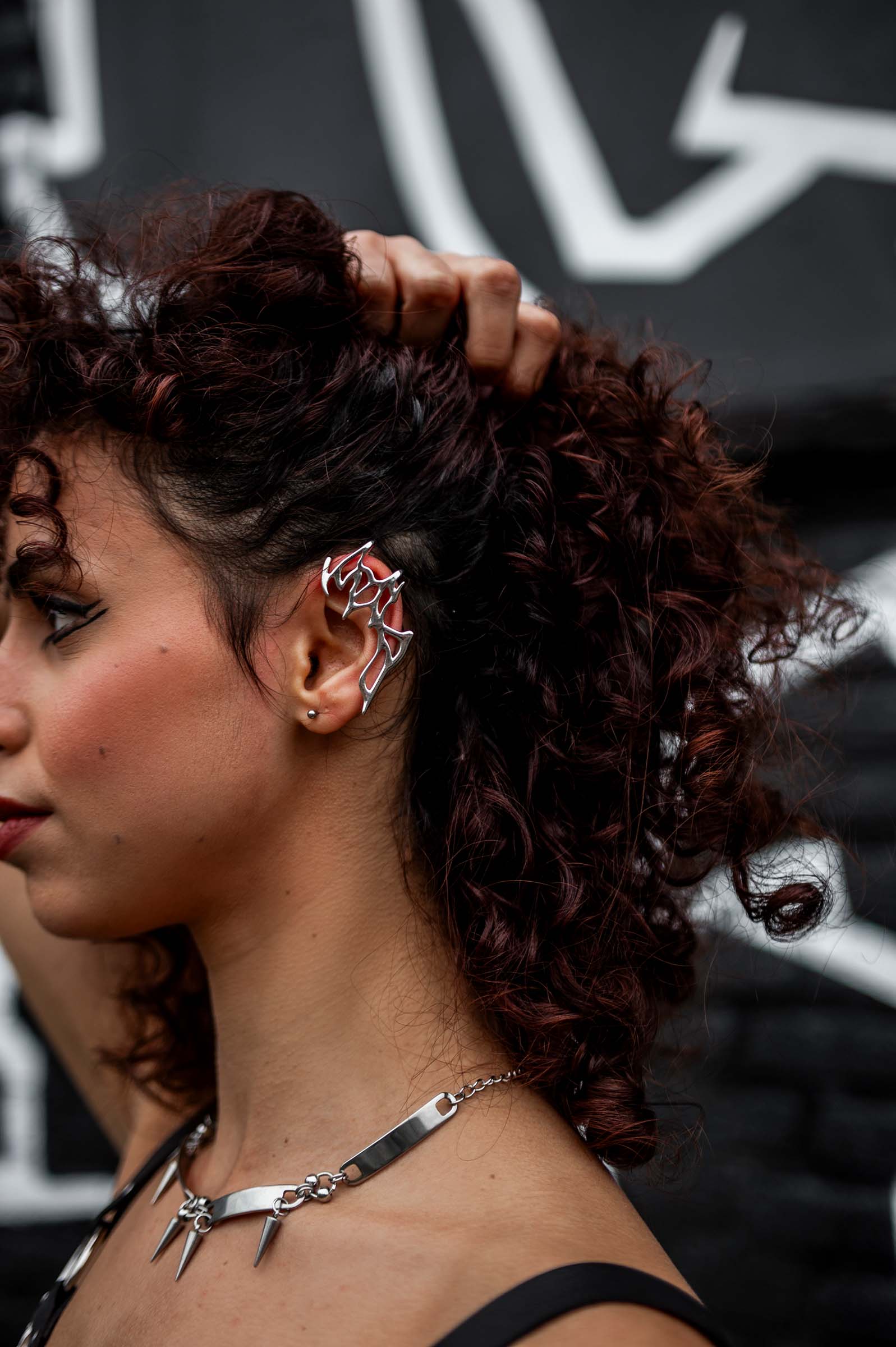 Model met zilveren flame oorbel en iron choker van RARE RAVERS