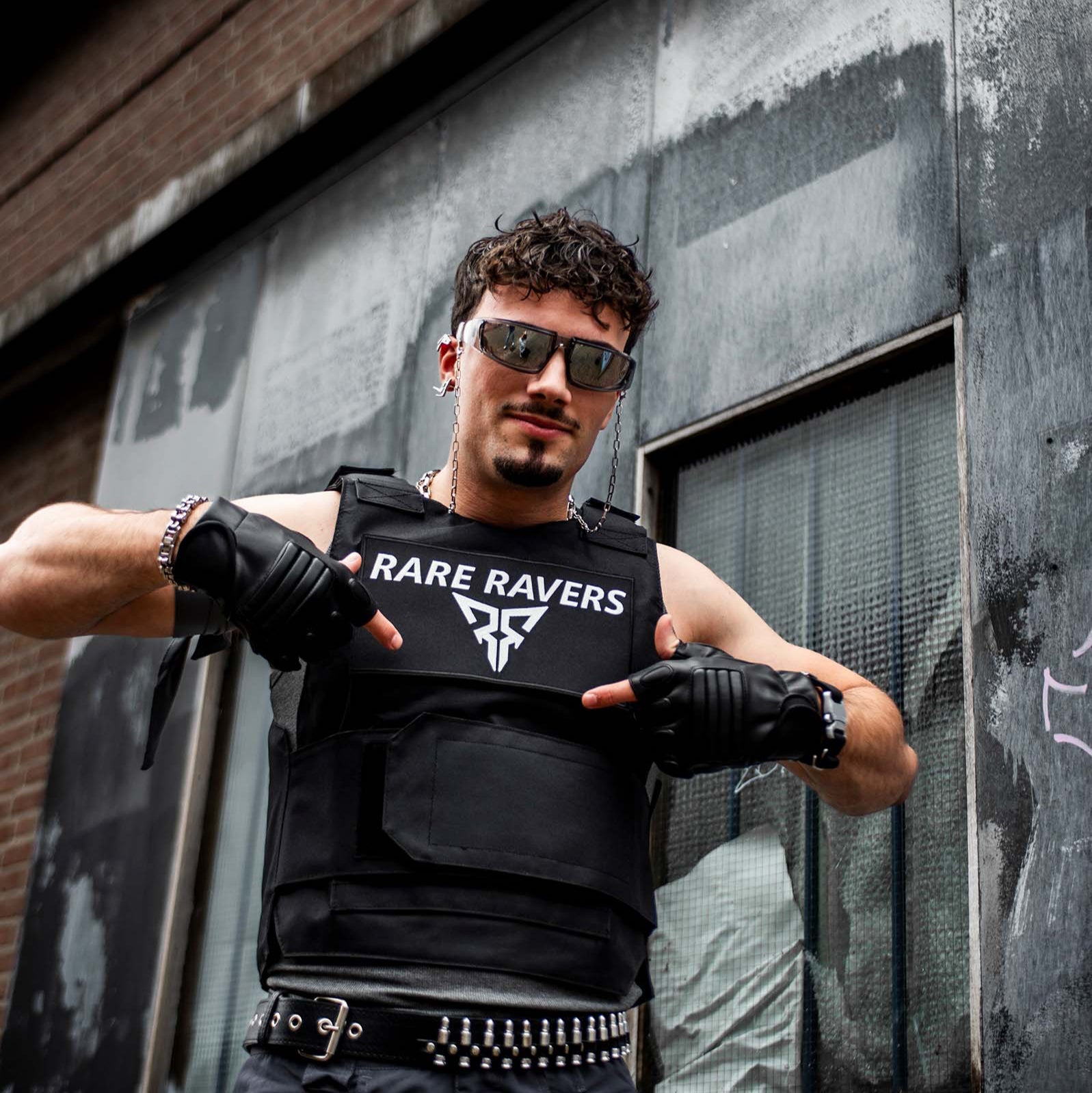 model op festival met vingerloze rave handschoenen zwart leer vuist