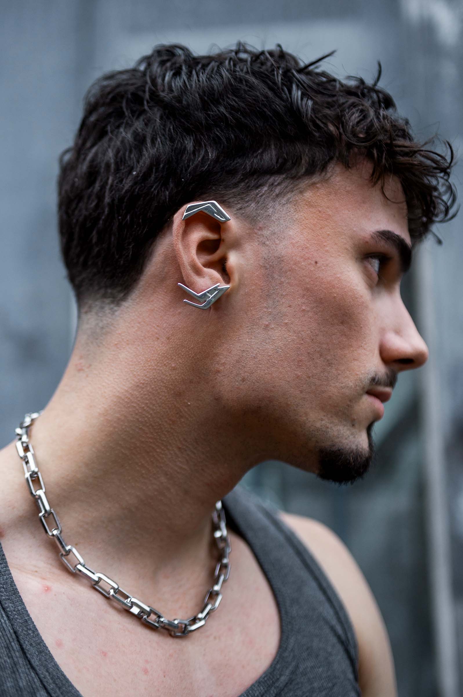 Zilveren 'Cyber' rave oorbel van RARE RAVERS. Mannelijk model