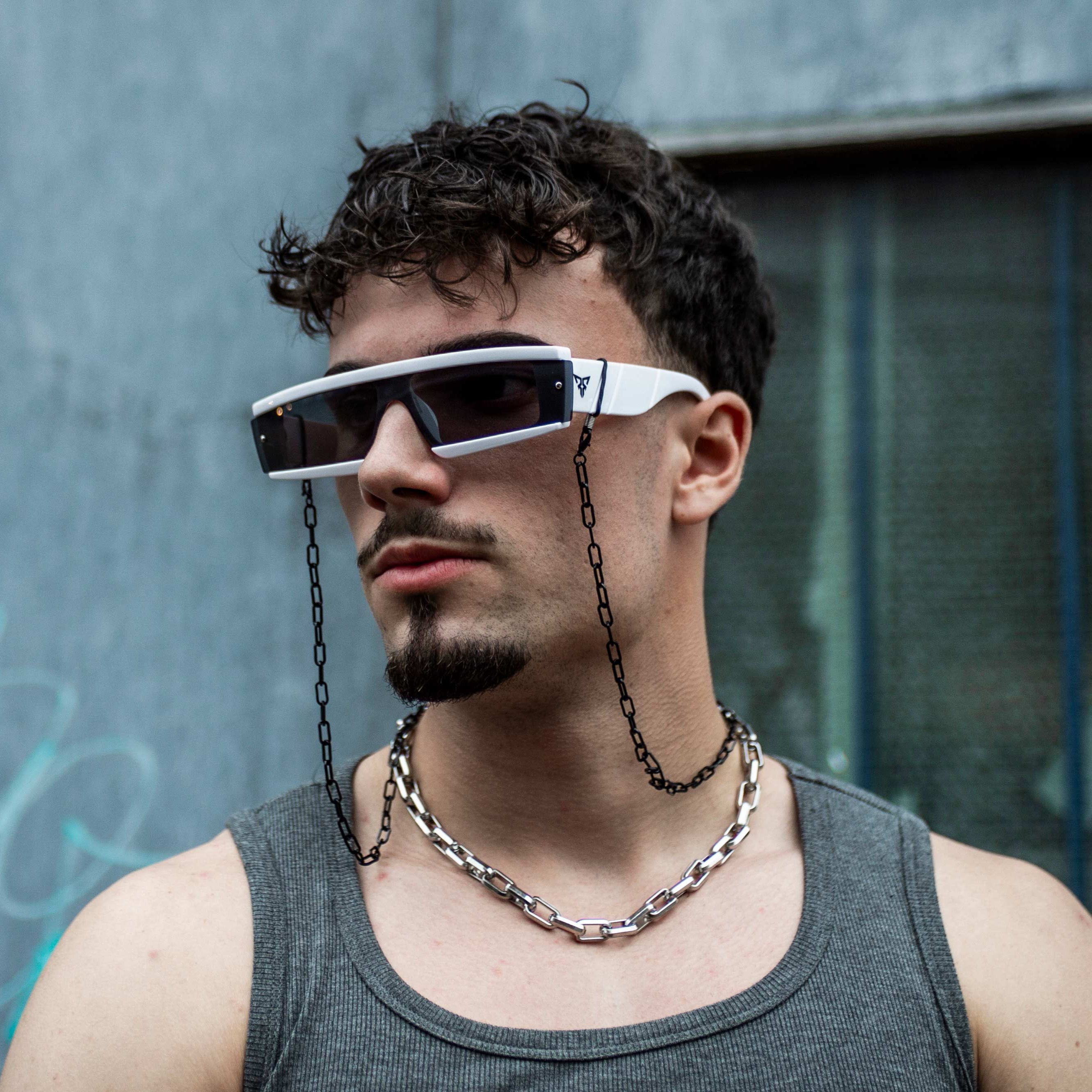 model met zwarte brillenketting 'paperclip' aan witte rave bril