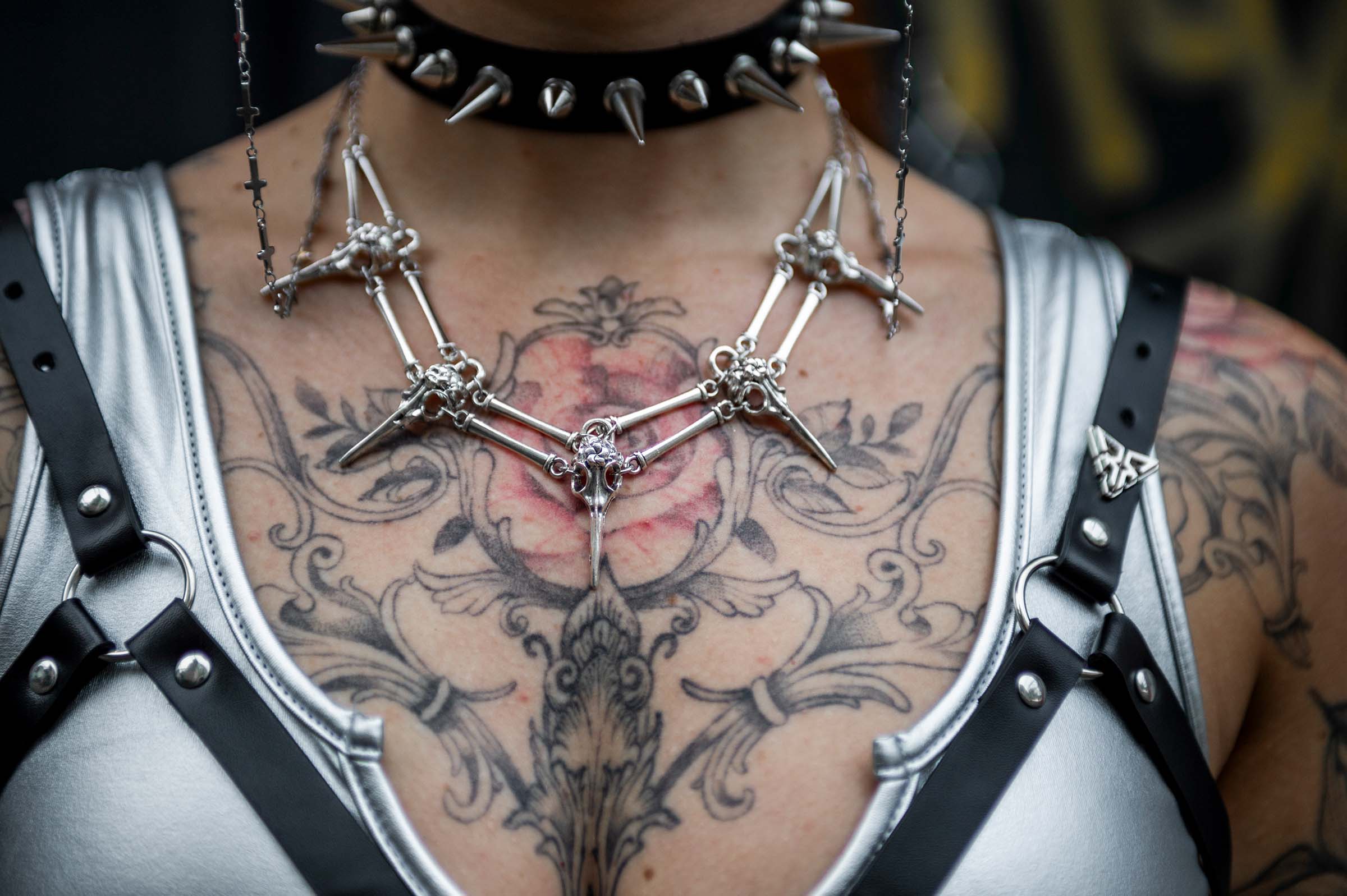 zilveren 'Vulture' rave ketting van RARE RAVERS op model