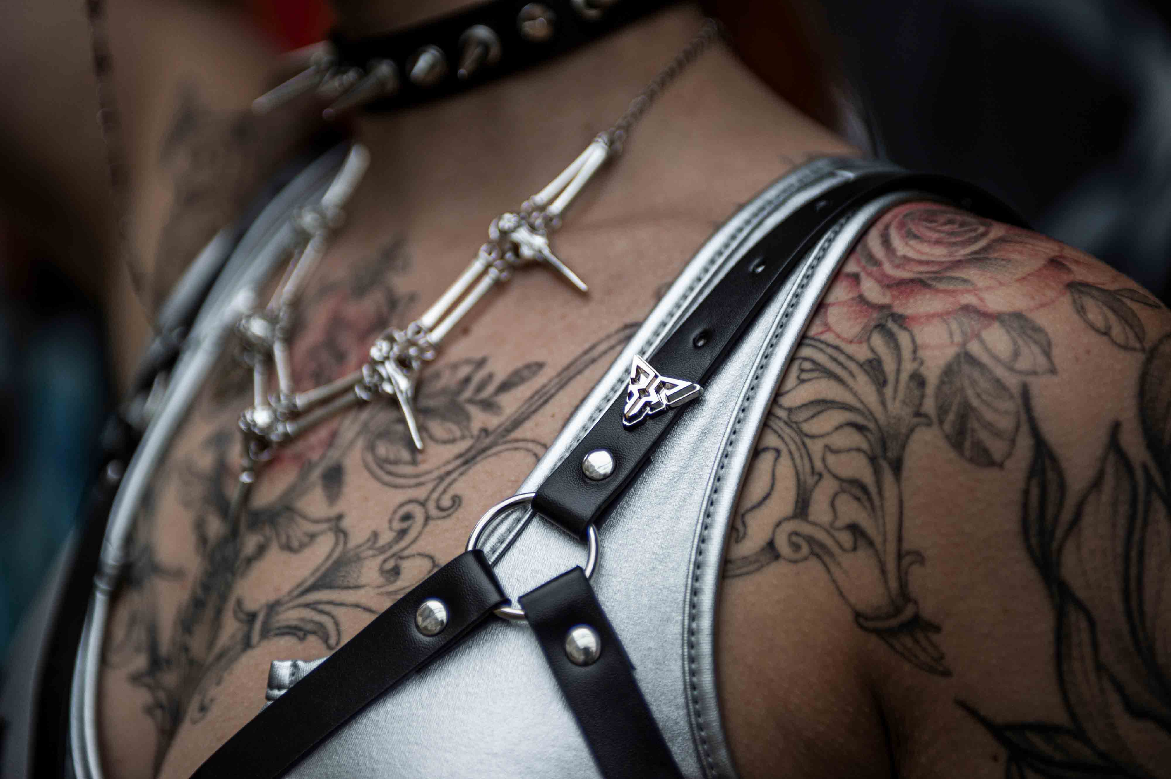 zwarte rave top harnas 'RRH9' closeup logo