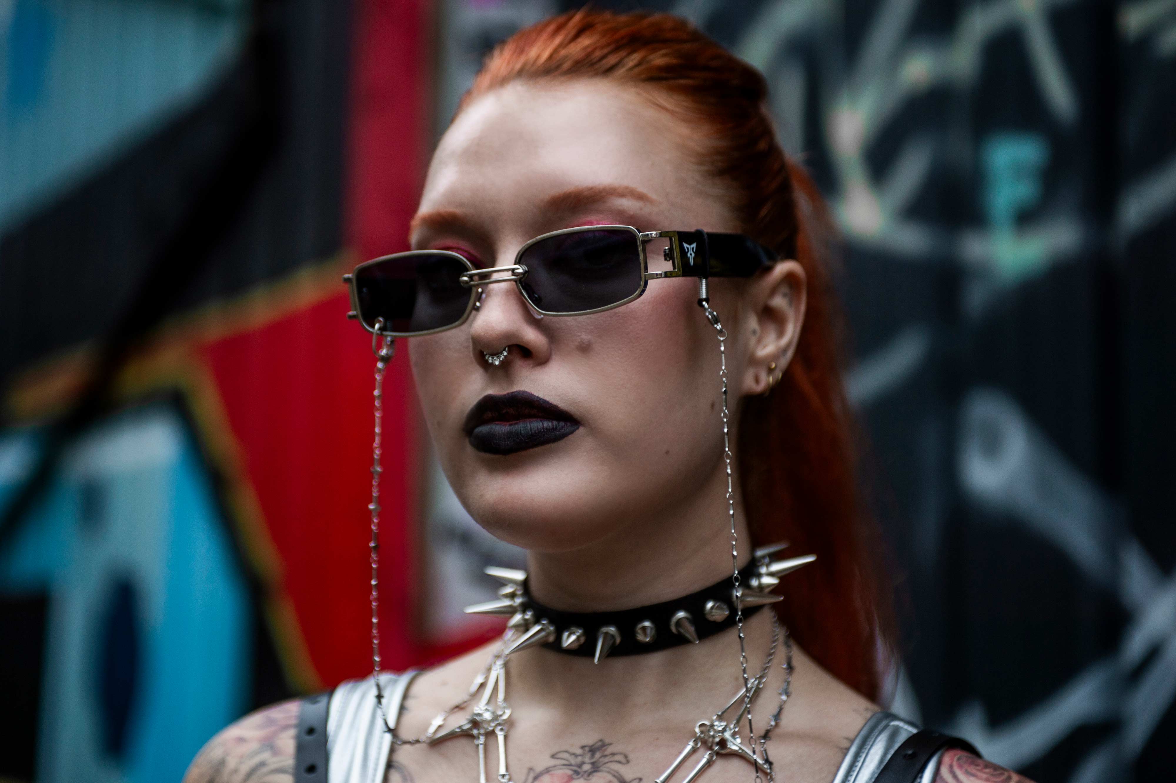 Model met brillenketting crosses